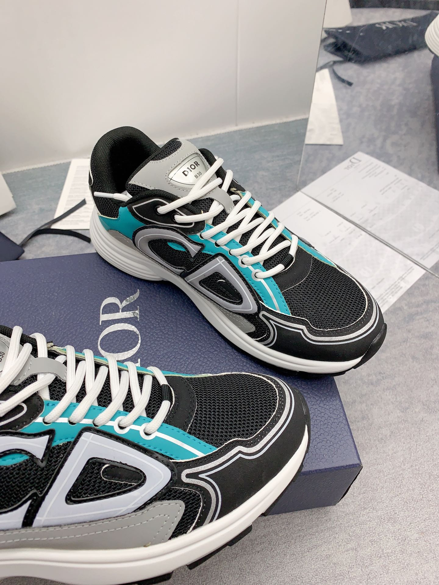 UA D10r B30 Anthracite Gray