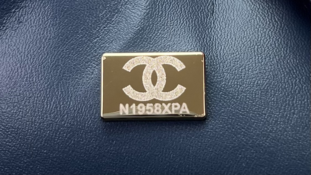 Ch**el MINI CLASSIC 11.12 HANDBAG Tweed & Gold-Tone Metal 4.7 × 7.8 × 2.3 in