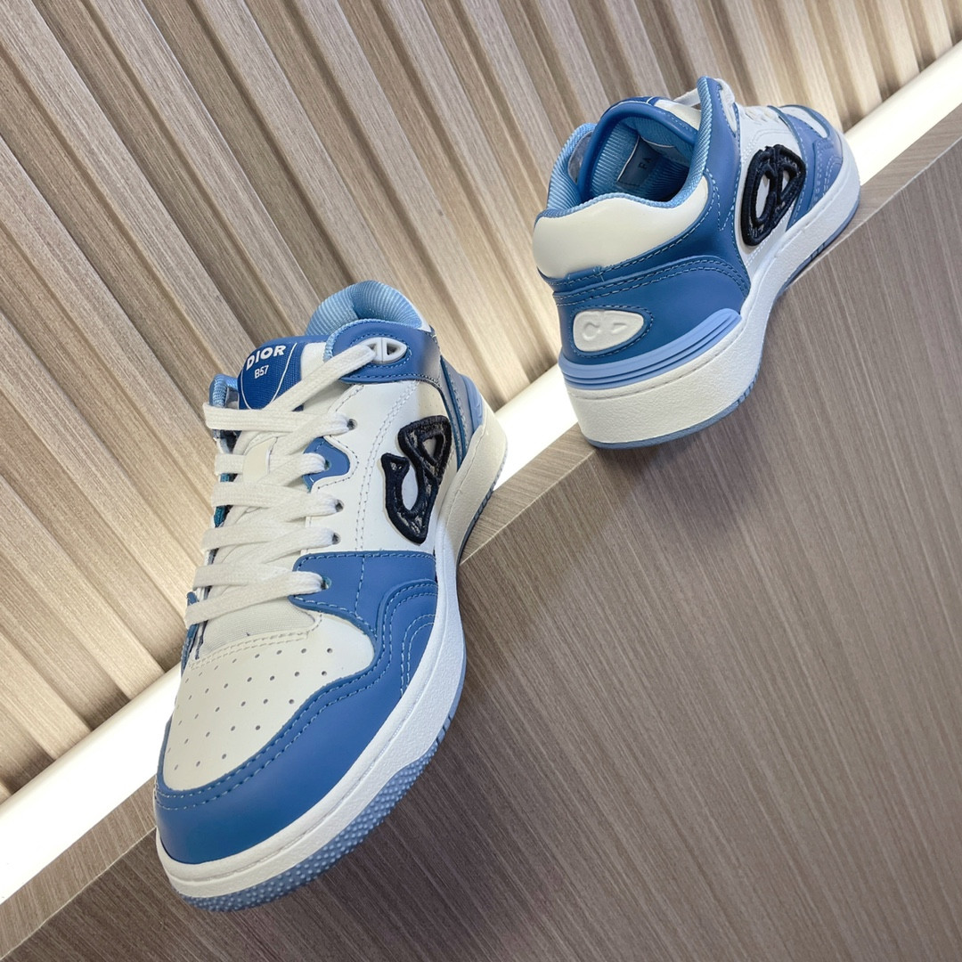 UA D10r B57 Low-Top Sneaker Light Blue and White