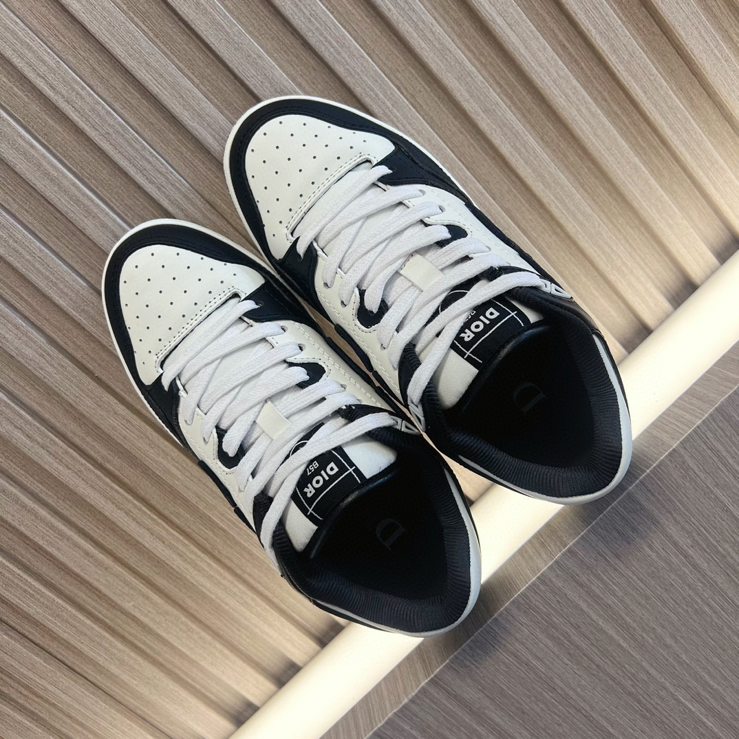UA D10r B57 Low-Top Sneaker Black and White