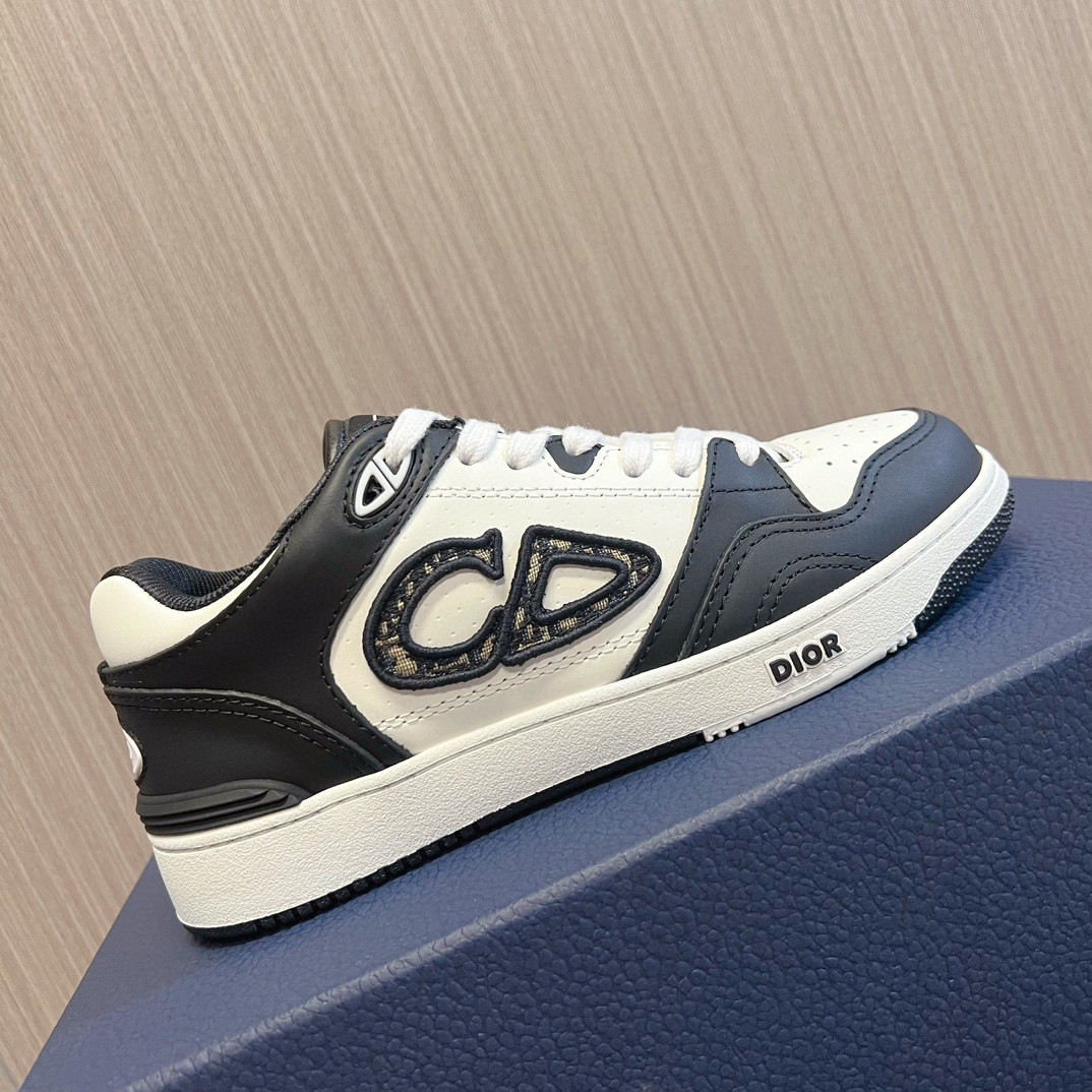 UA D10r B57 Low-Top Sneaker Black and White