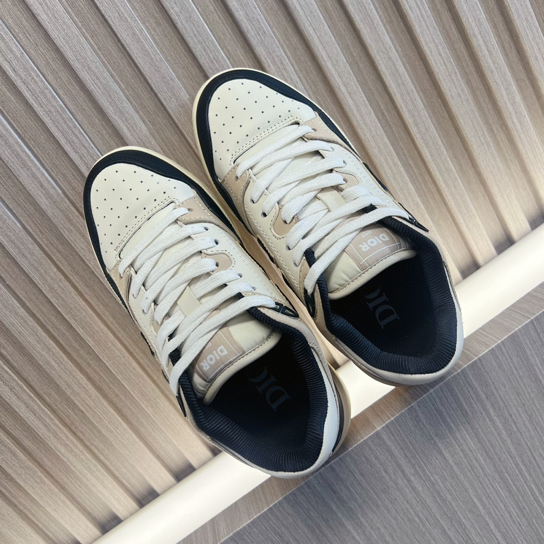 UA D10r B57 Low-Top Sneaker