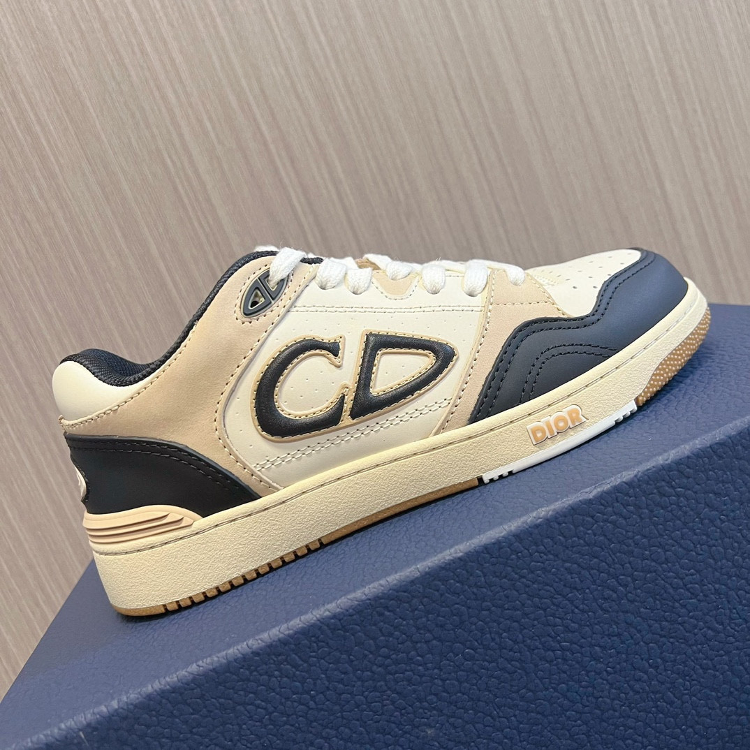 UA D10r B57 Low-Top Sneaker