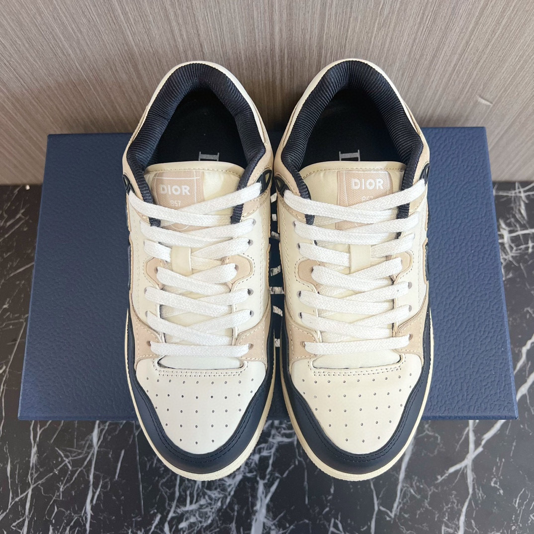 UA D10r B57 Low-Top Sneaker