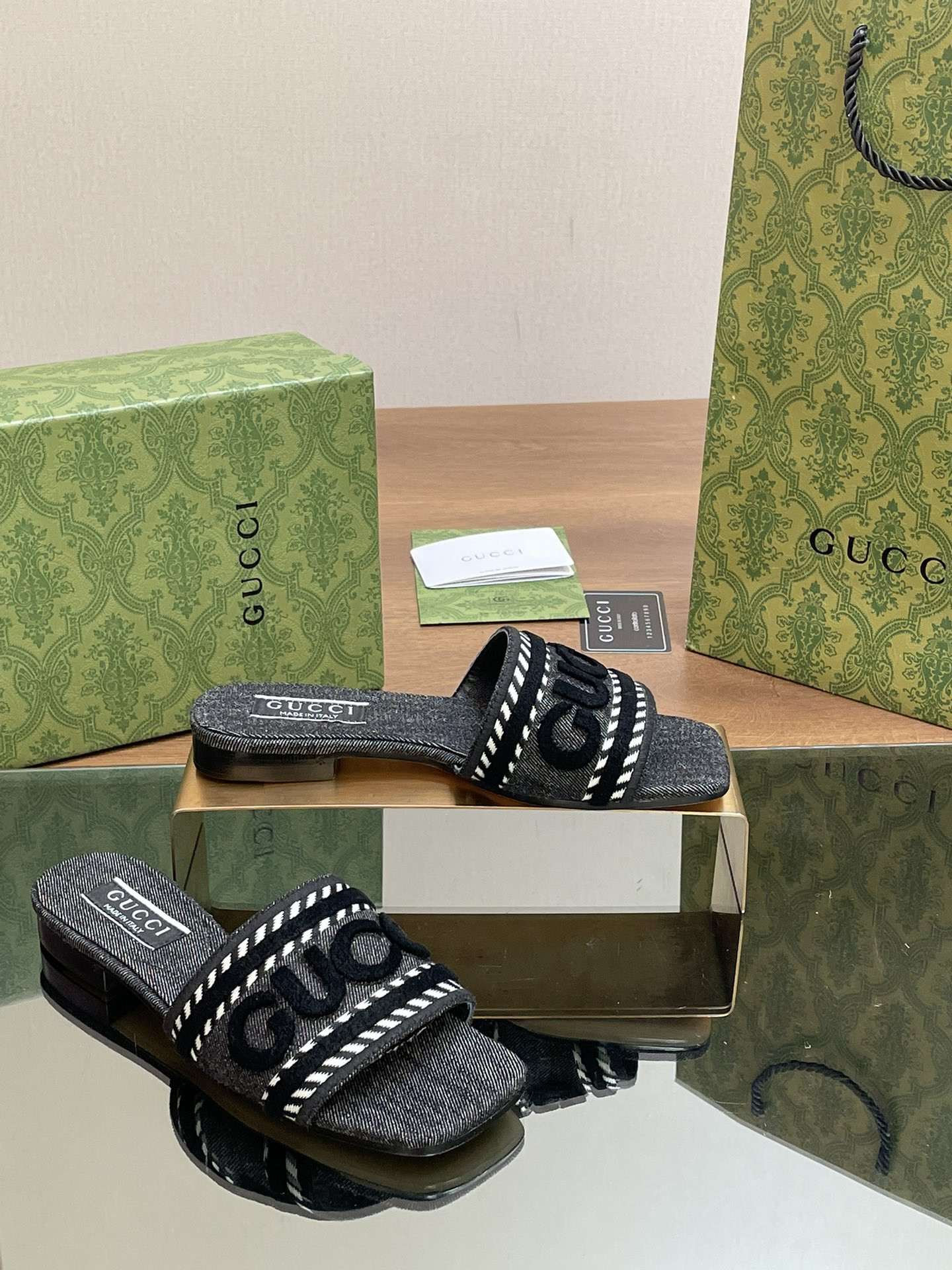 UA Gvc*1 WOMEN'S SLIDE SANDAL WITH Gvc*1 SCRIPT Black