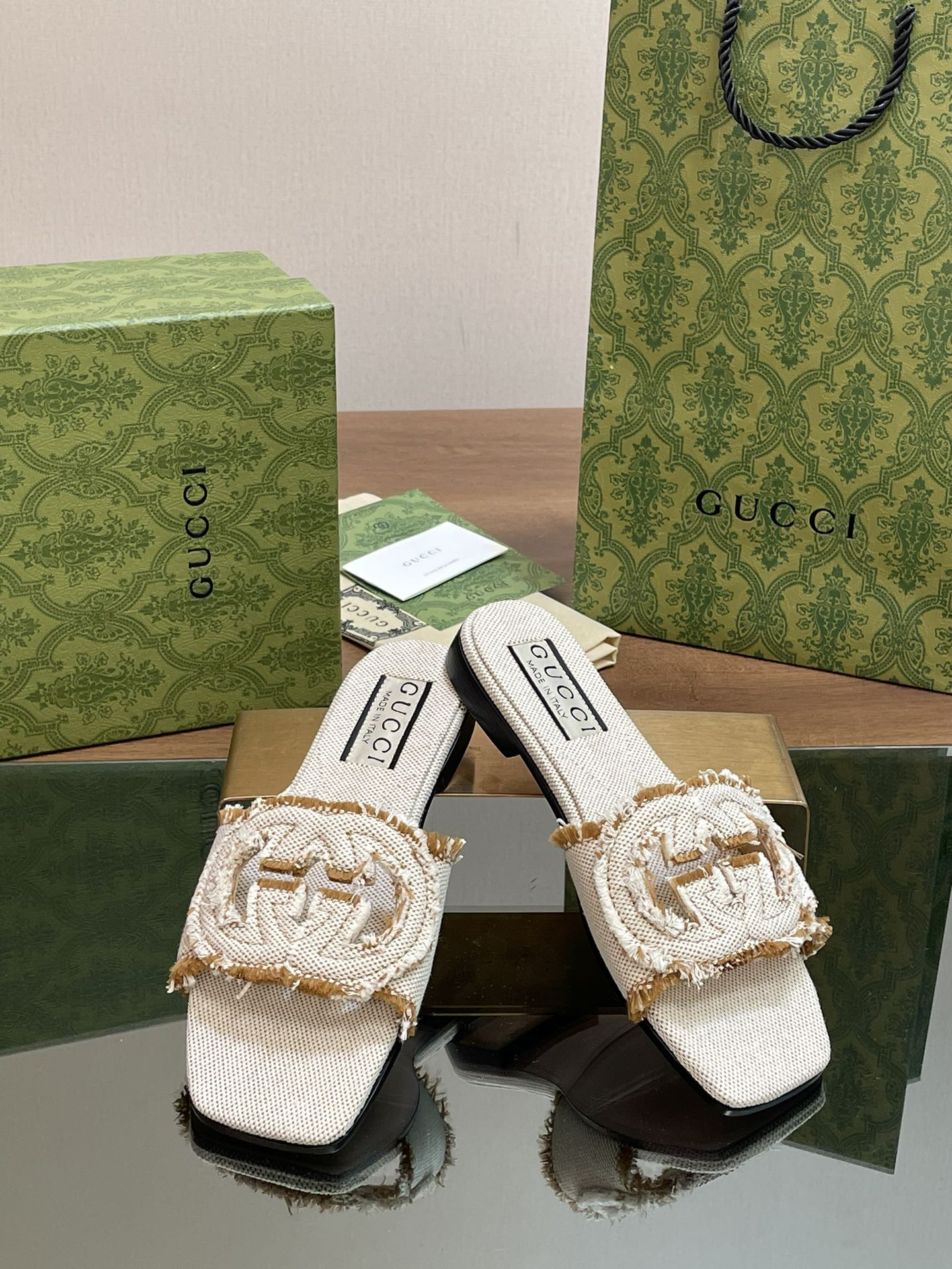 UA Gvc*1 WOMEN'S INTERLOCKING G SLIDE SANDAL