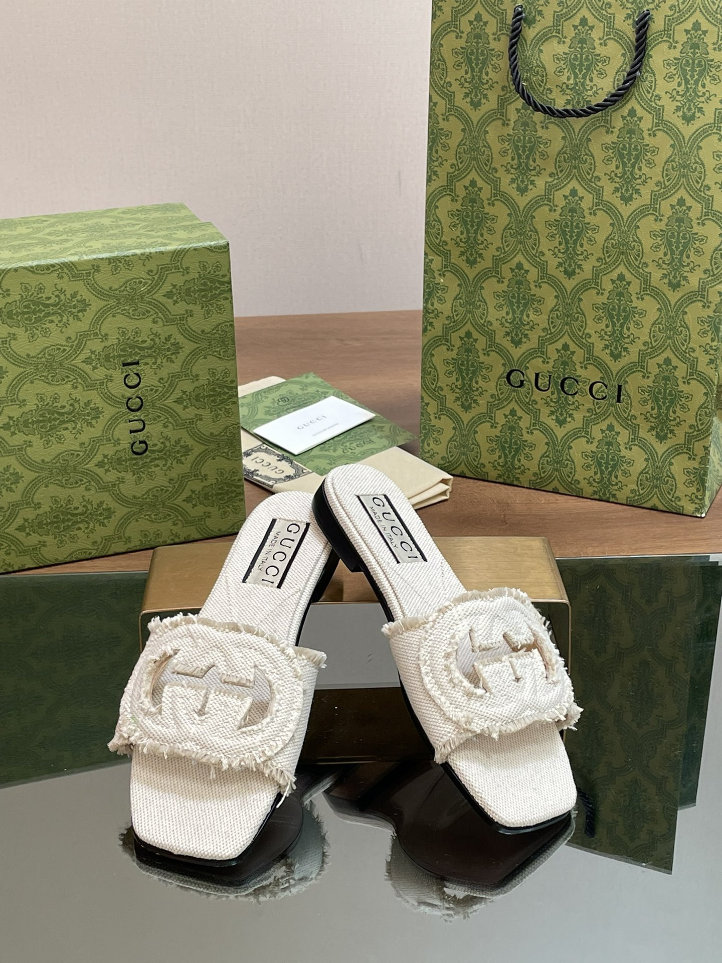 UA Gvc*1 WOMEN'S INTERLOCKING G SLIDE SANDAL