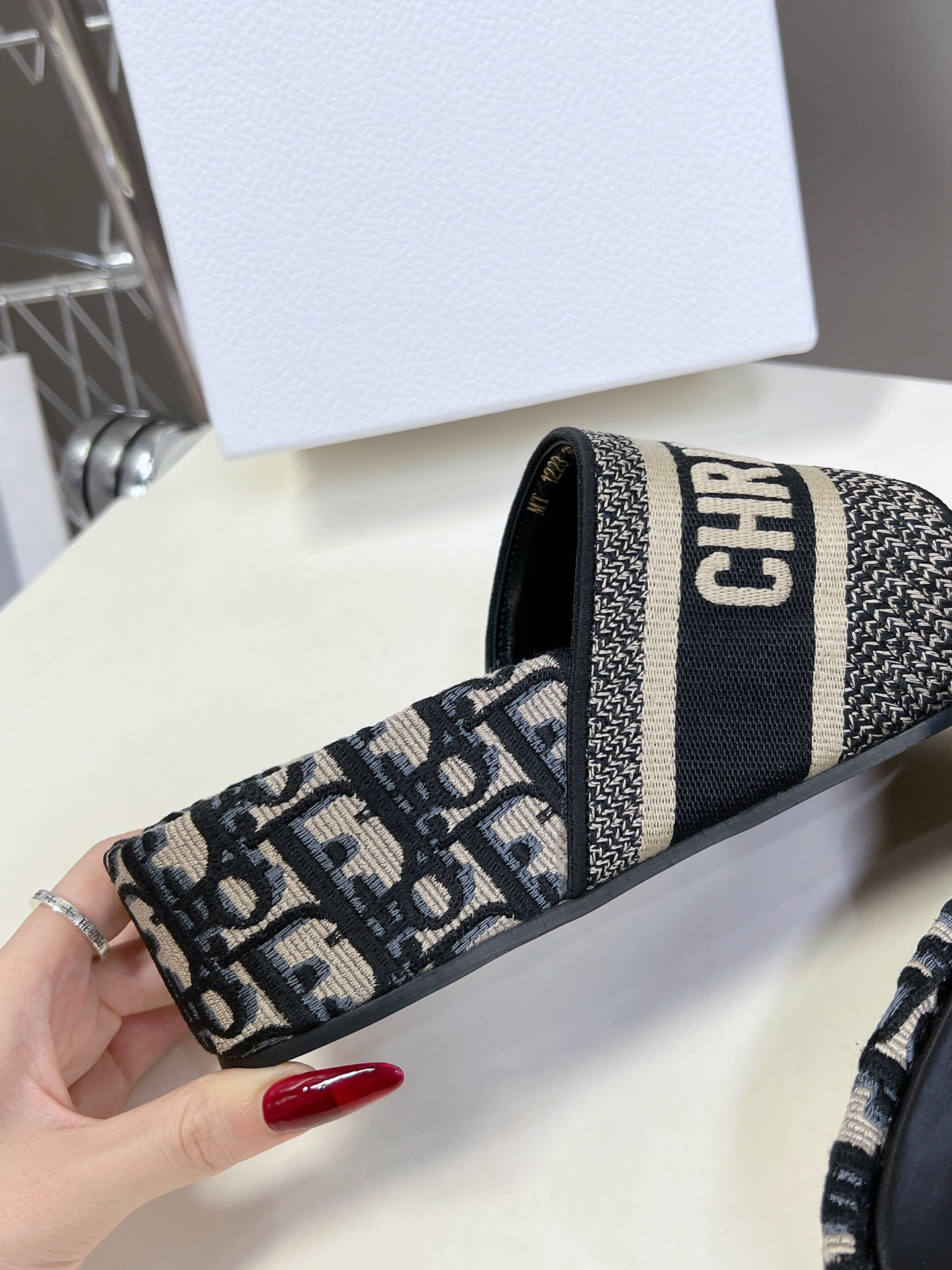 UA D10r Platform Sandals