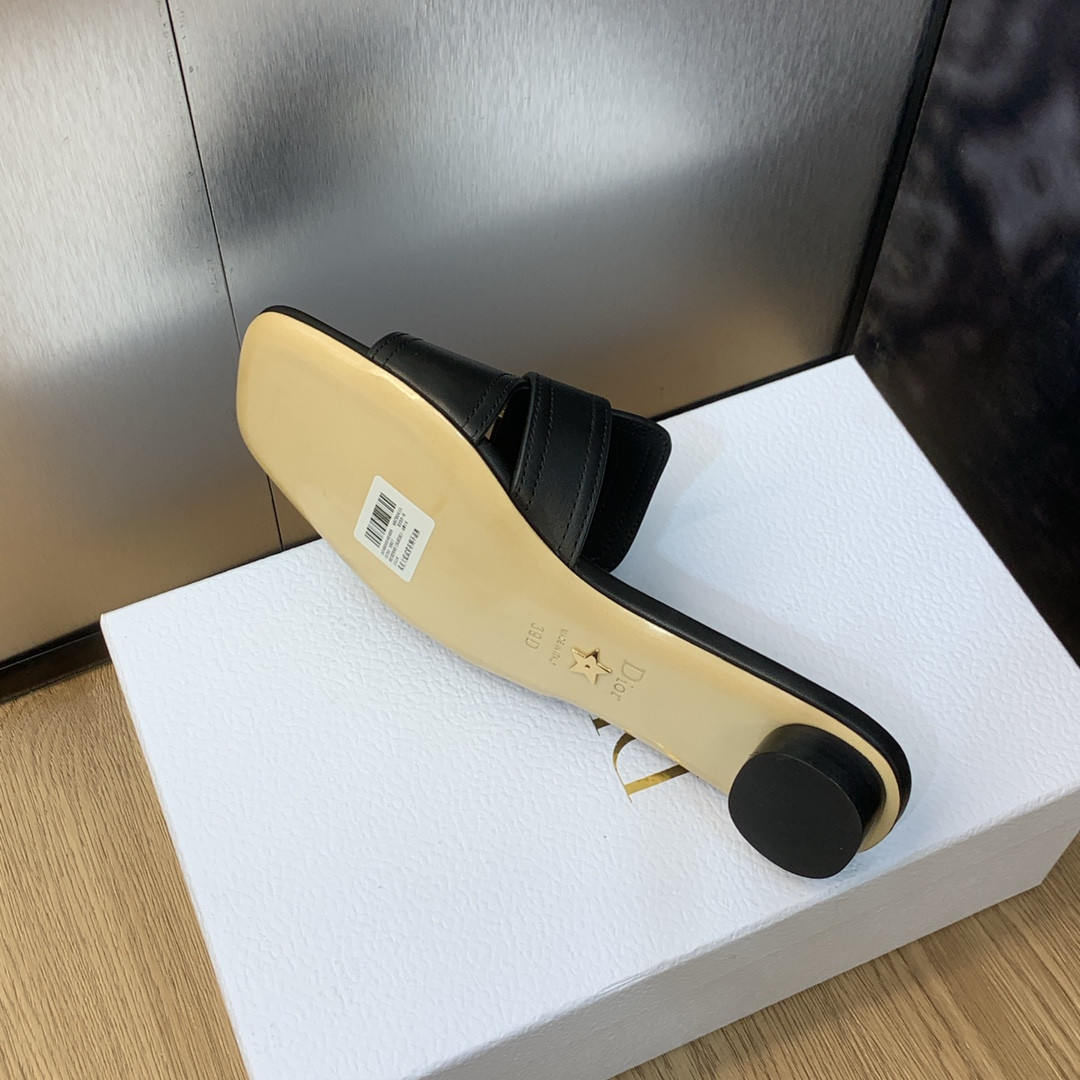 UA D10r 30 Montaigne Slide