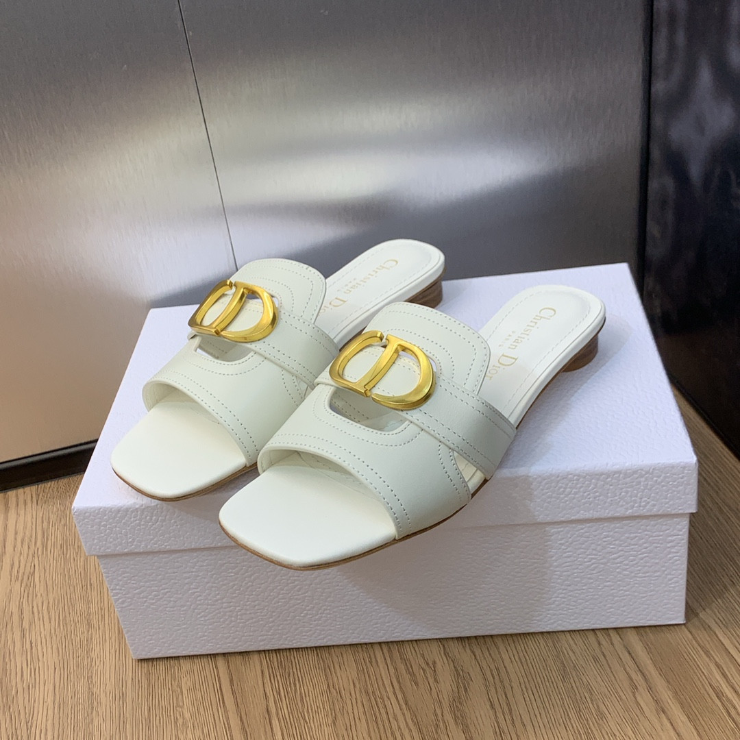 UA D10r 30 Montaigne Slide