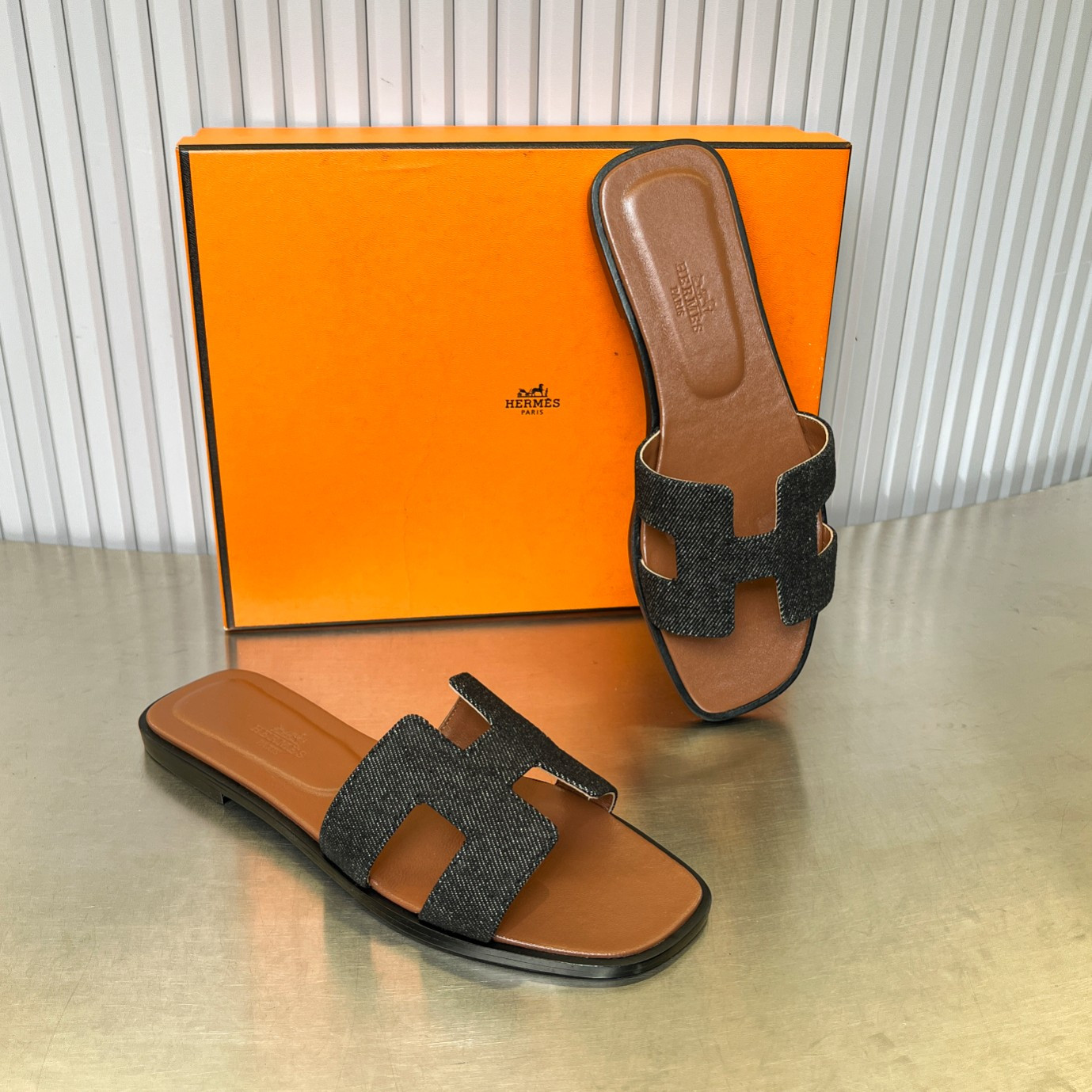 UA H**me5 Oran sandal
