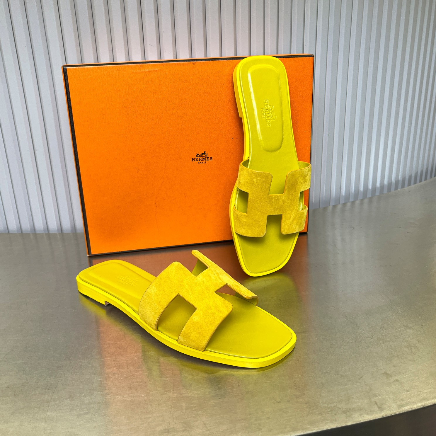 UA H**me5 Oran sandal