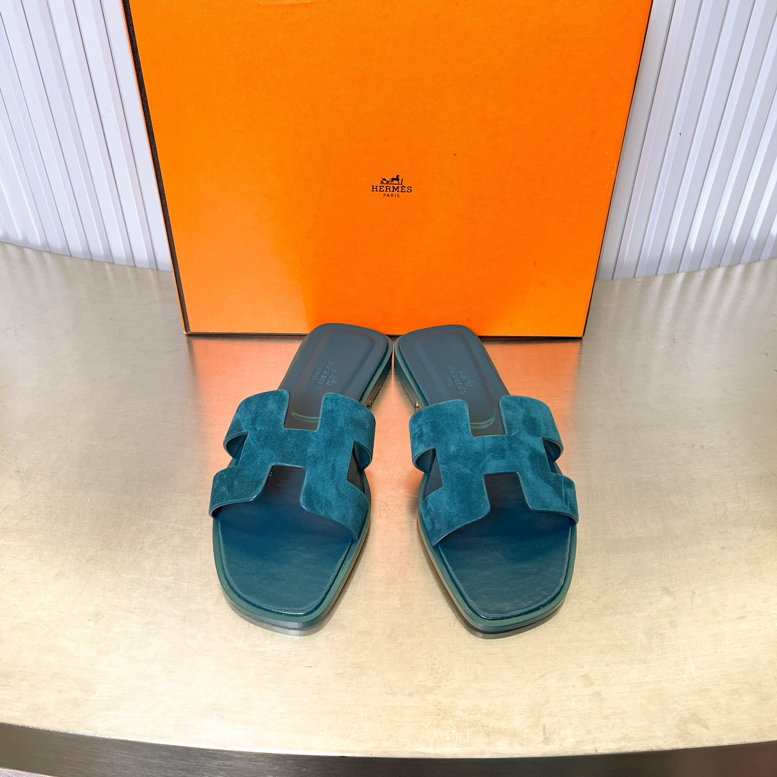 UA H**me5 Oran sandal