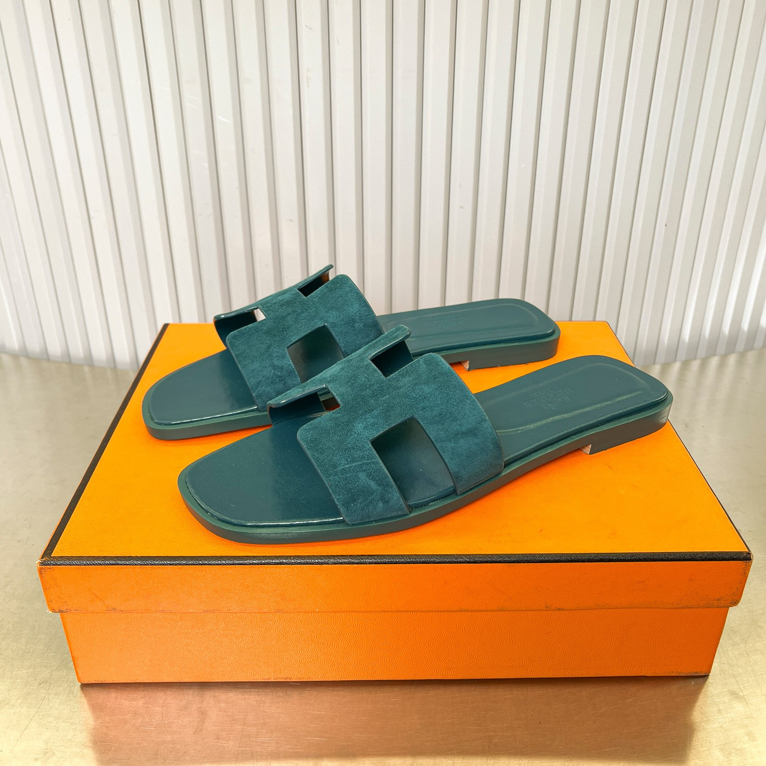 UA H**me5 Oran sandal