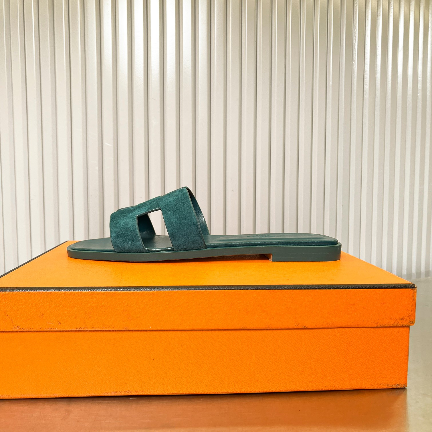 UA H**me5 Oran sandal