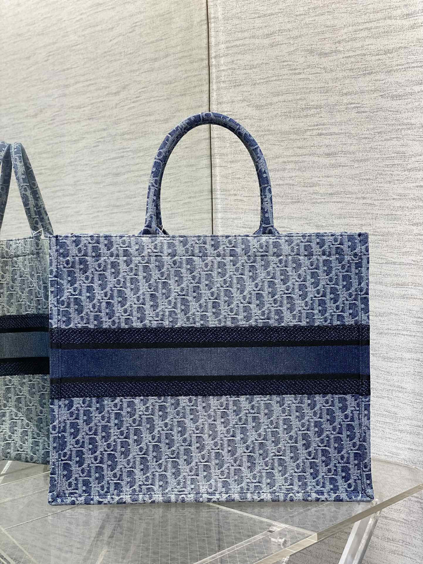 Large D10r Book Tote Blue Denim D10r Oblique Jacquard  42 x 35 x 18.5 cm