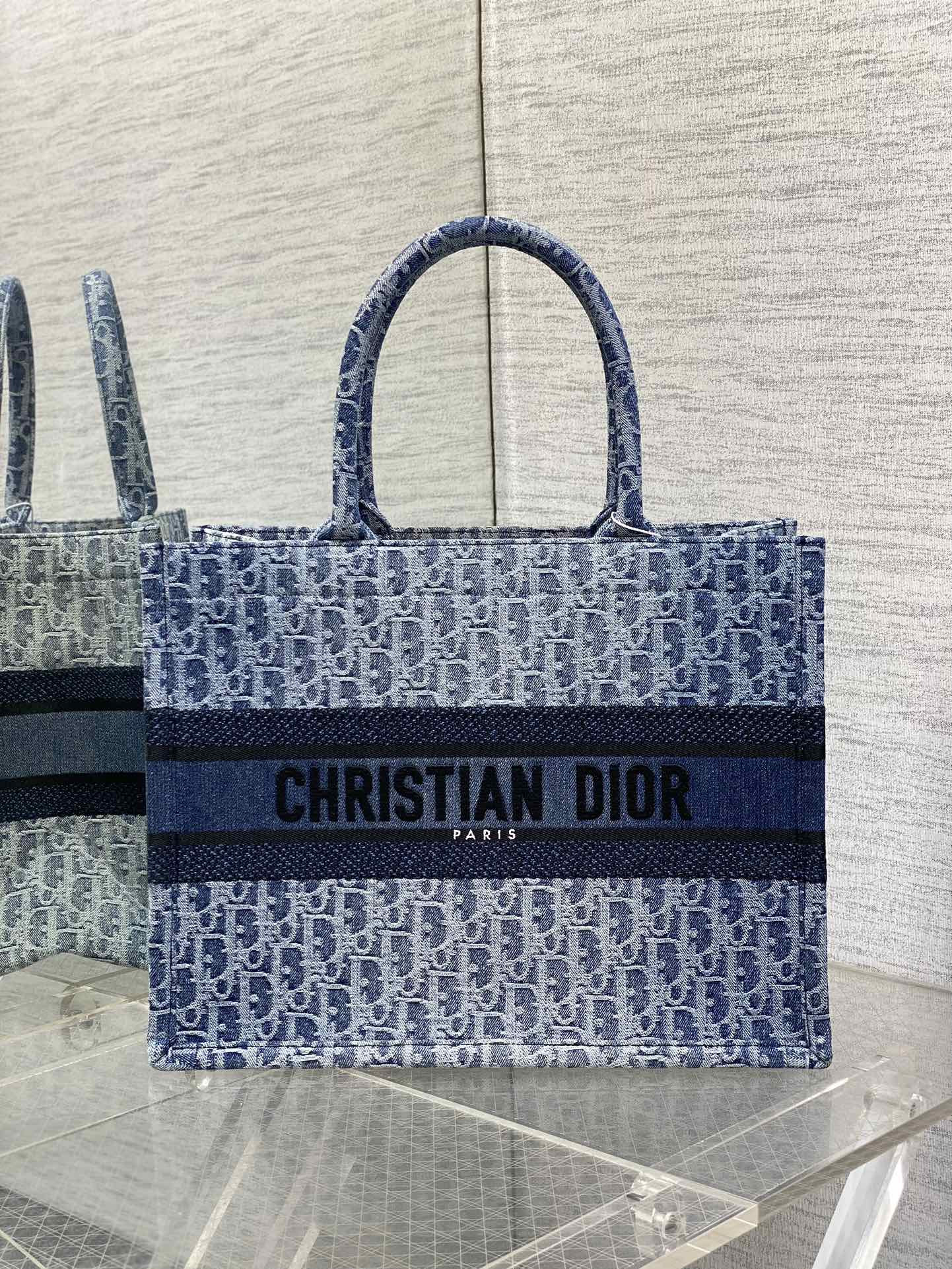 Medium D10r Book Tote Blue Denim D10r Oblique Jacquard 36 x 27.5 x 16.5 cm