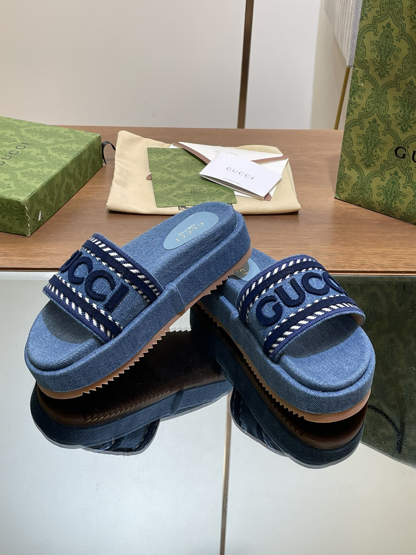 UA Gvc*1 SLIDE SANDAL WITH Gvc*1 SCRIPT