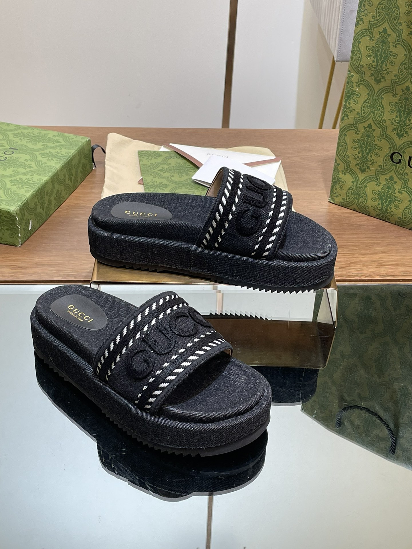 UA Gvc*1 SLIDE SANDAL WITH Gvc*1 SCRIPT