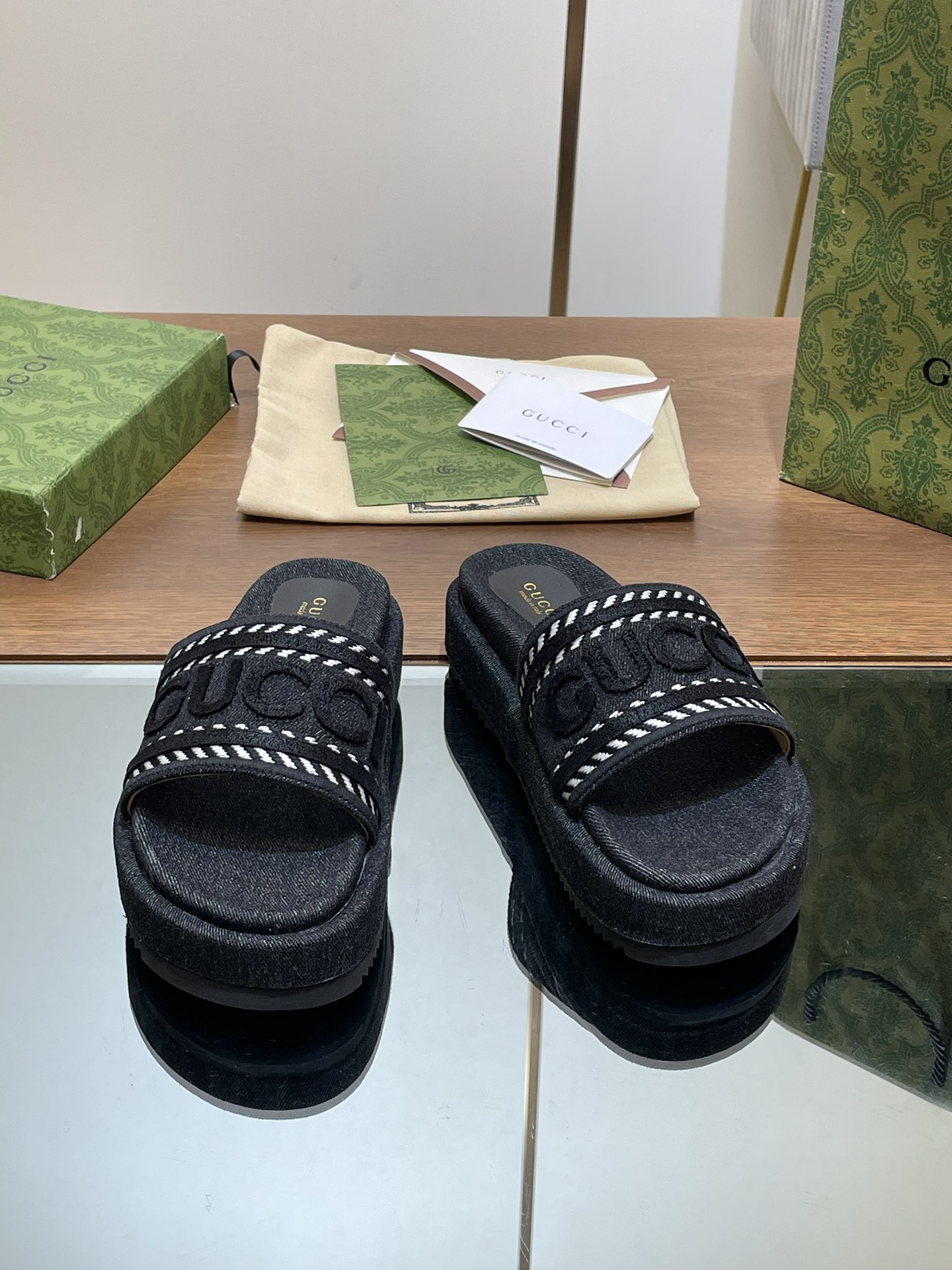 UA Gvc*1 SLIDE SANDAL WITH Gvc*1 SCRIPT
