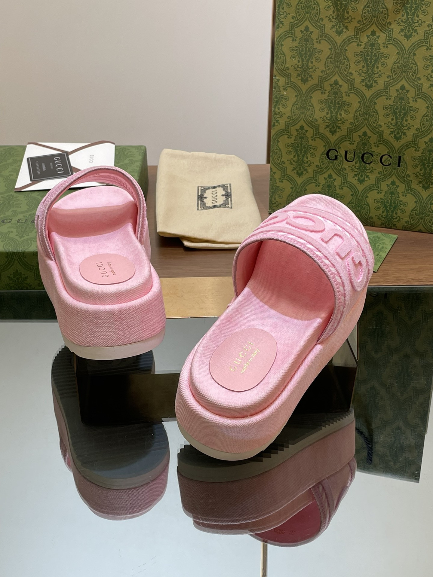 UA Gvc*1 SLIDE SANDAL WITH Gvc*1 SCRIPT