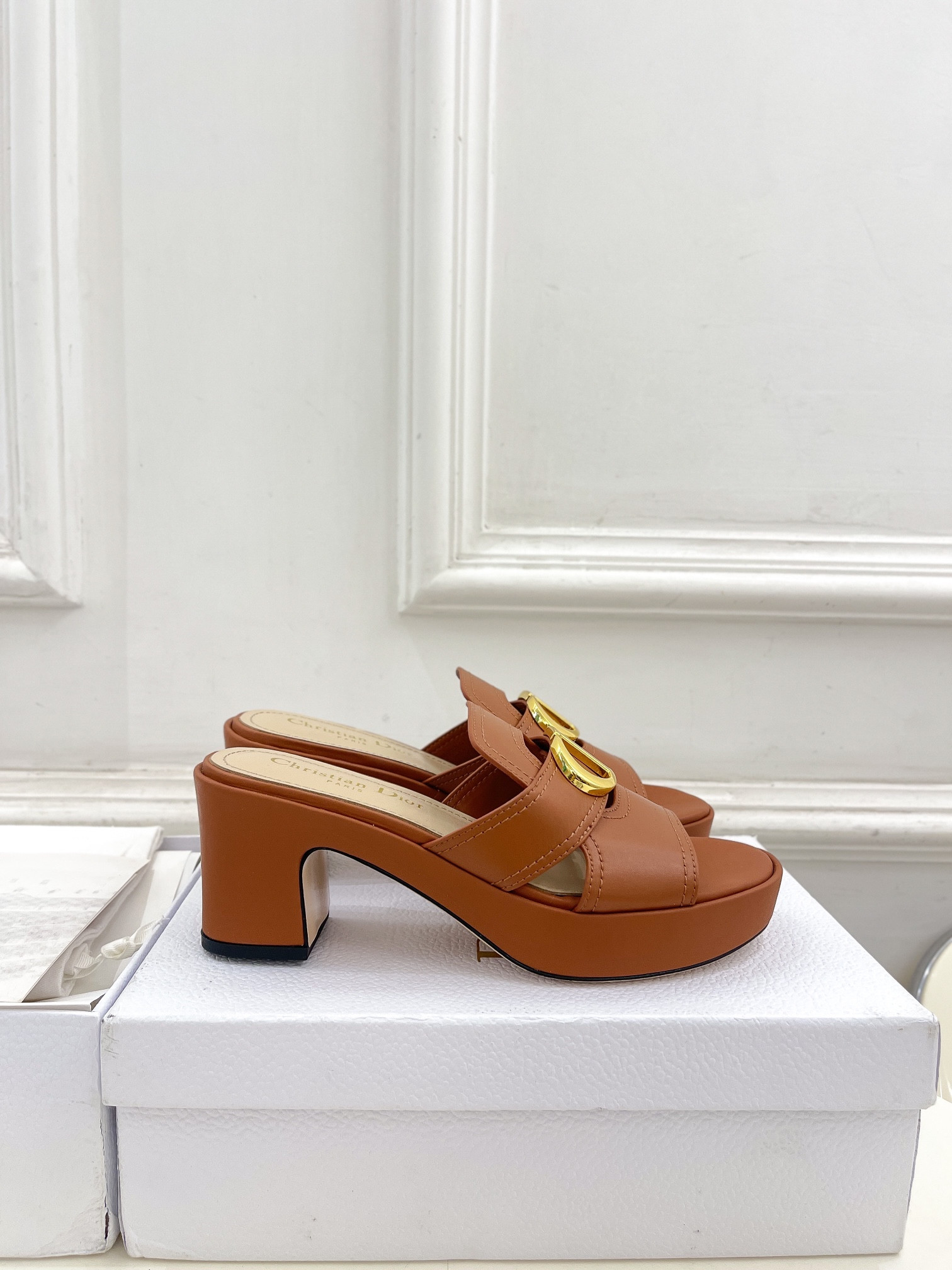 UA D10r 30 Montaigne Platform Slide