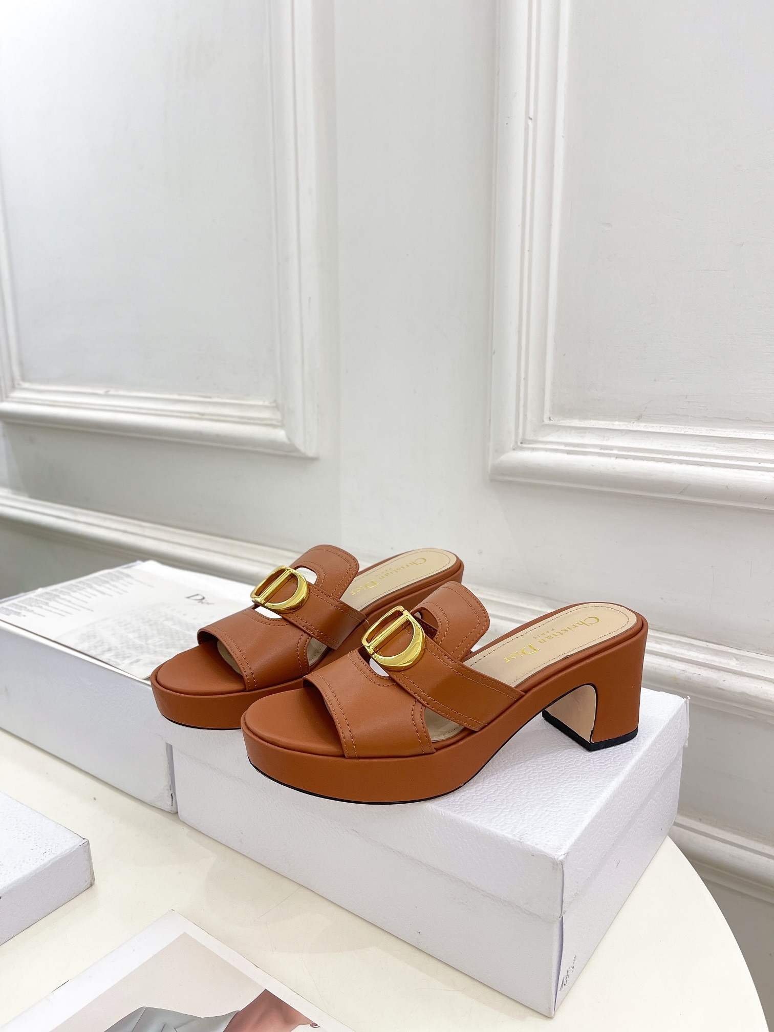 UA D10r 30 Montaigne Platform Slide