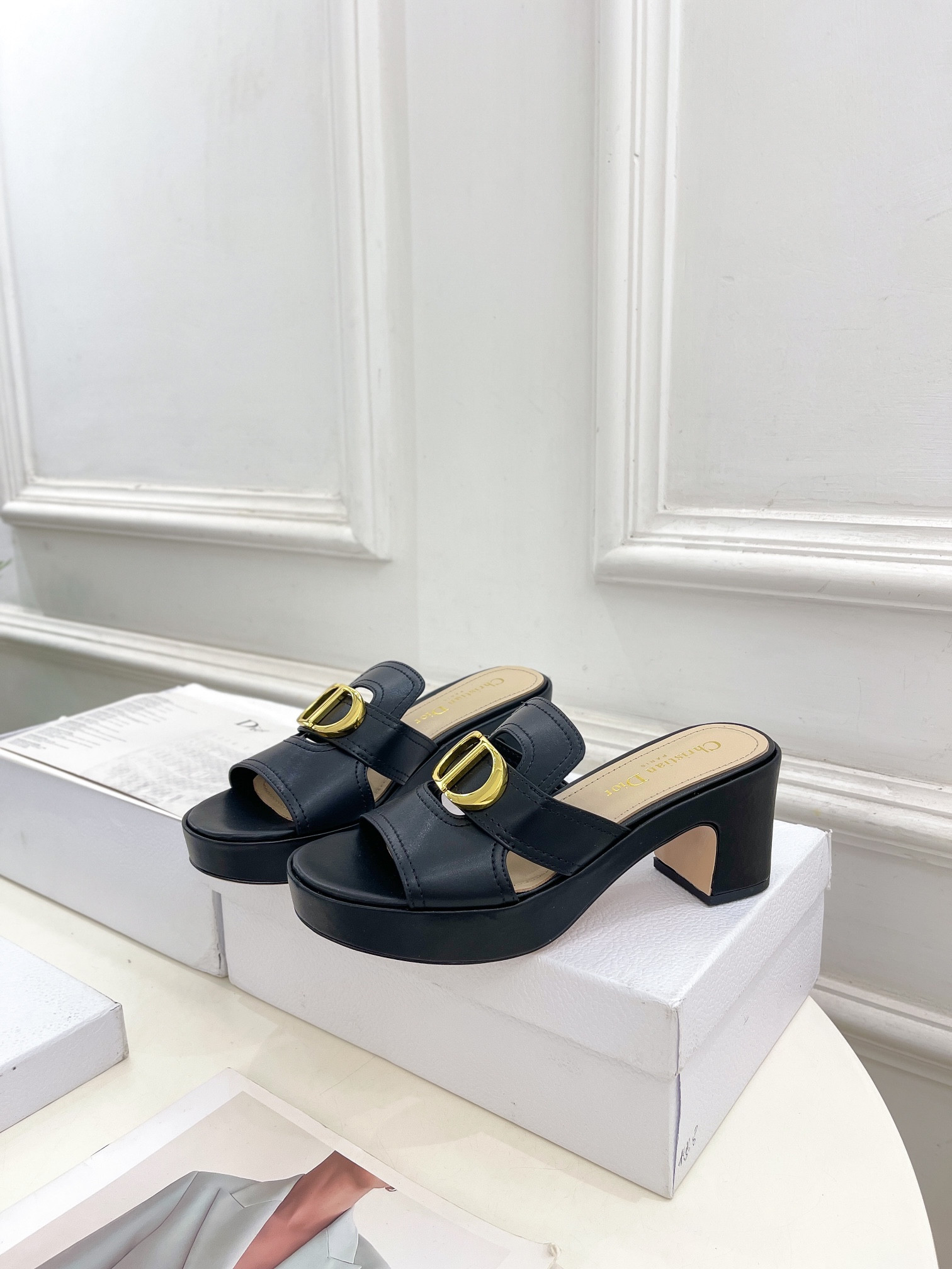 UA D10r 30 Montaigne Platform Slide