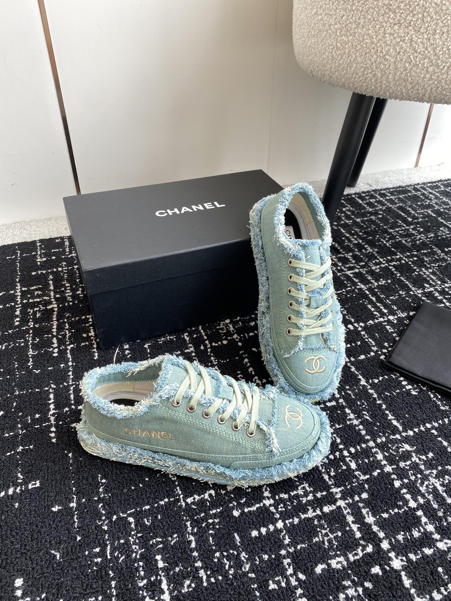 UA Ch**el SNEAKER