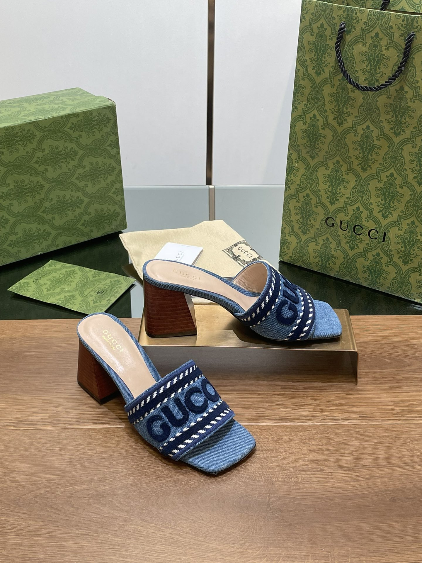 UA Gvc*1 WOMEN'S SLIDE SANDAL WITH Gvc*1 SCRIPT HEELED