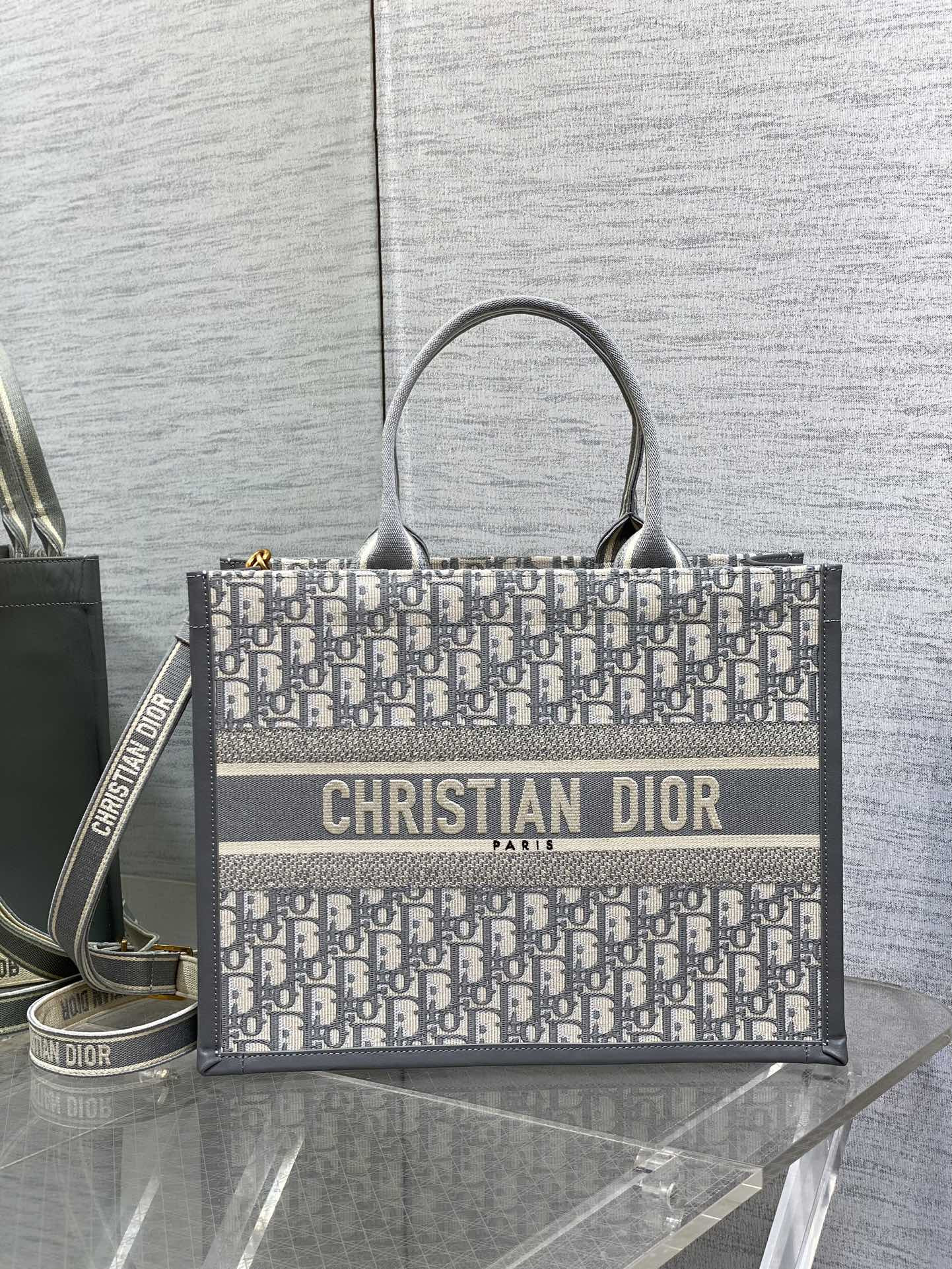 D10r Medium D10r Book Tote Gray D10r Oblique Embroidery and Calfskin 36.5 x 28 x 17.5 cm