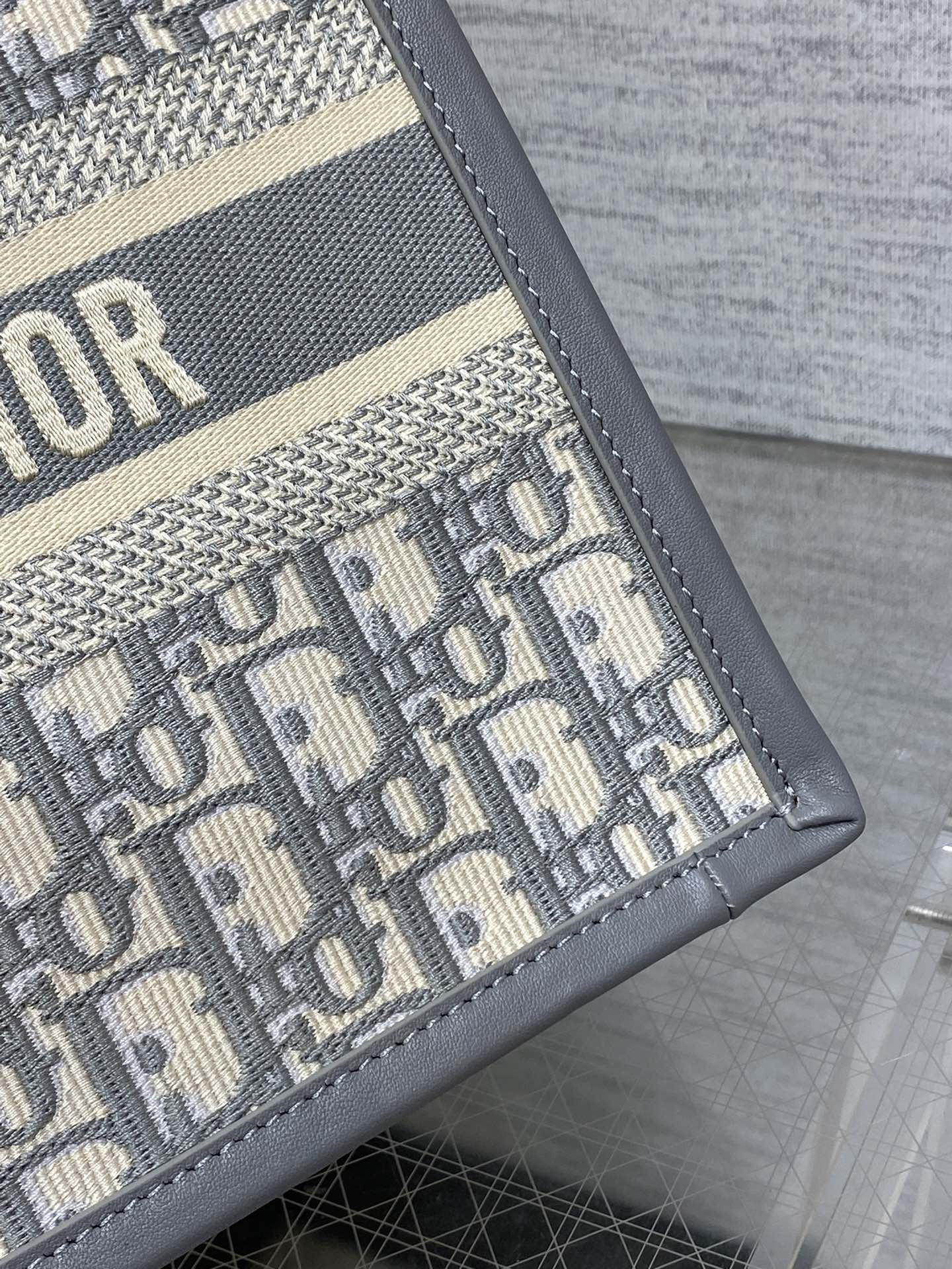 D10r Small D10r Book Tote Gray D10r Oblique Embroidery and Calfskin 26.5 x 21 x 14 cm