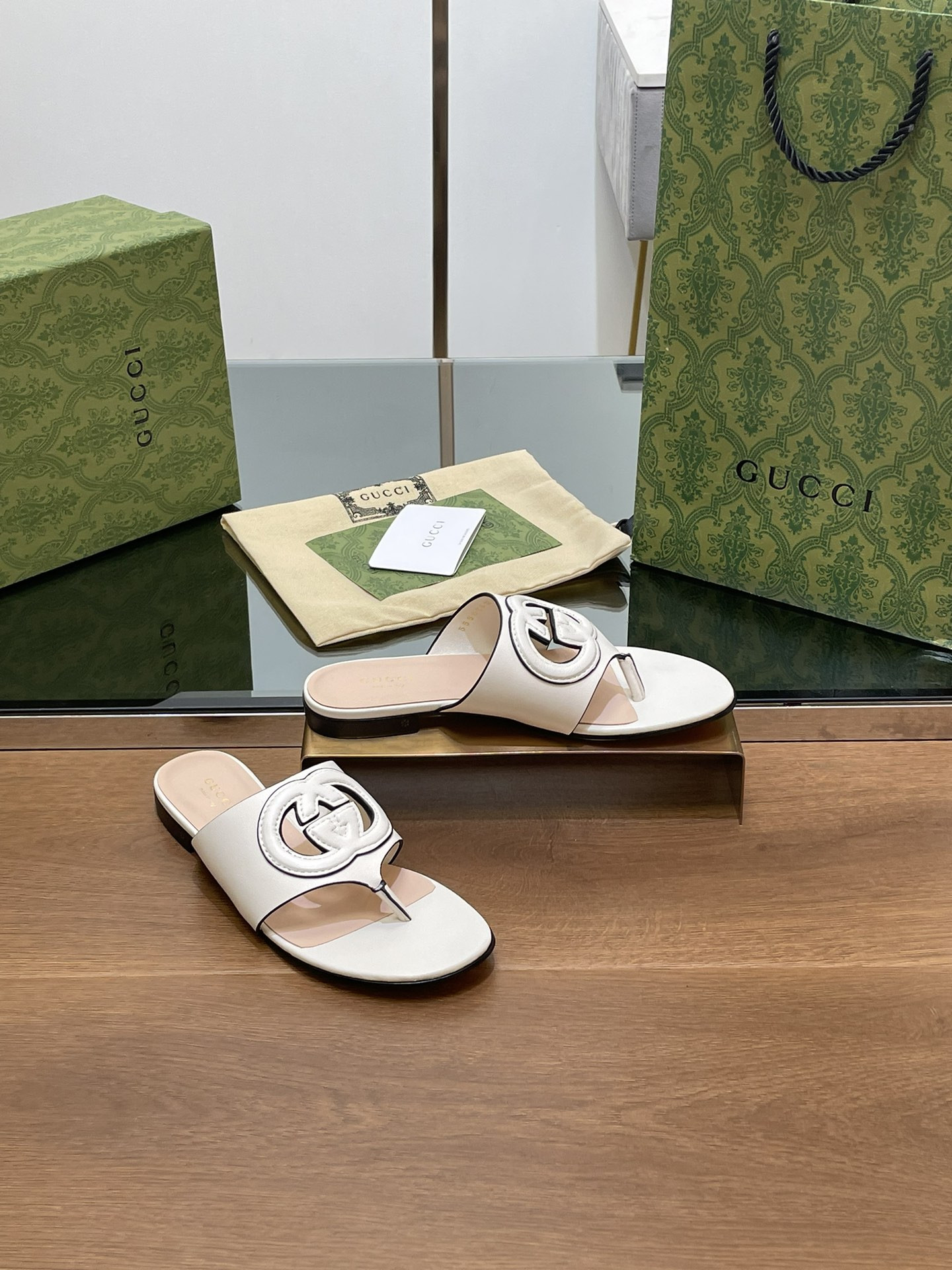 UA Gvc*1 WOMEN'S INTERLOCKING G CUT-OUT SANDAL