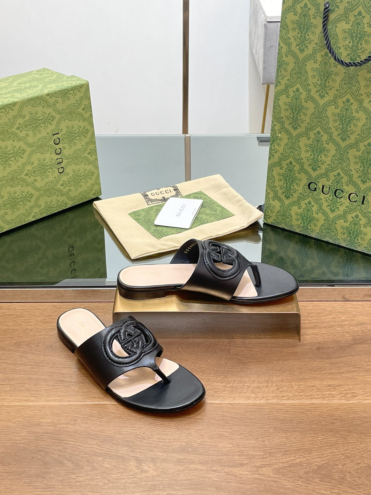 UA Gvc*1 WOMEN'S INTERLOCKING G CUT-OUT SANDAL