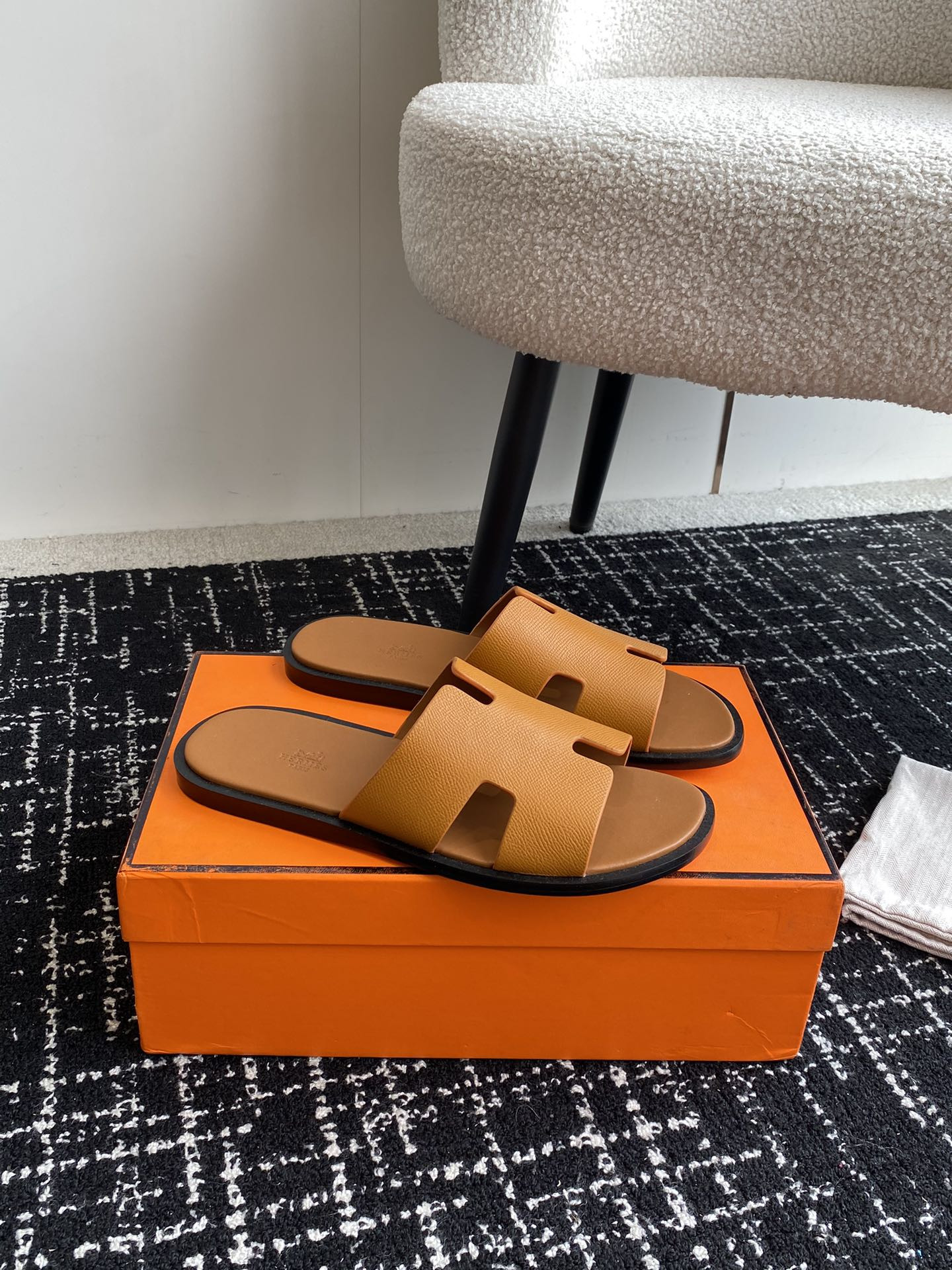 UA H**me5 Izmir sandal