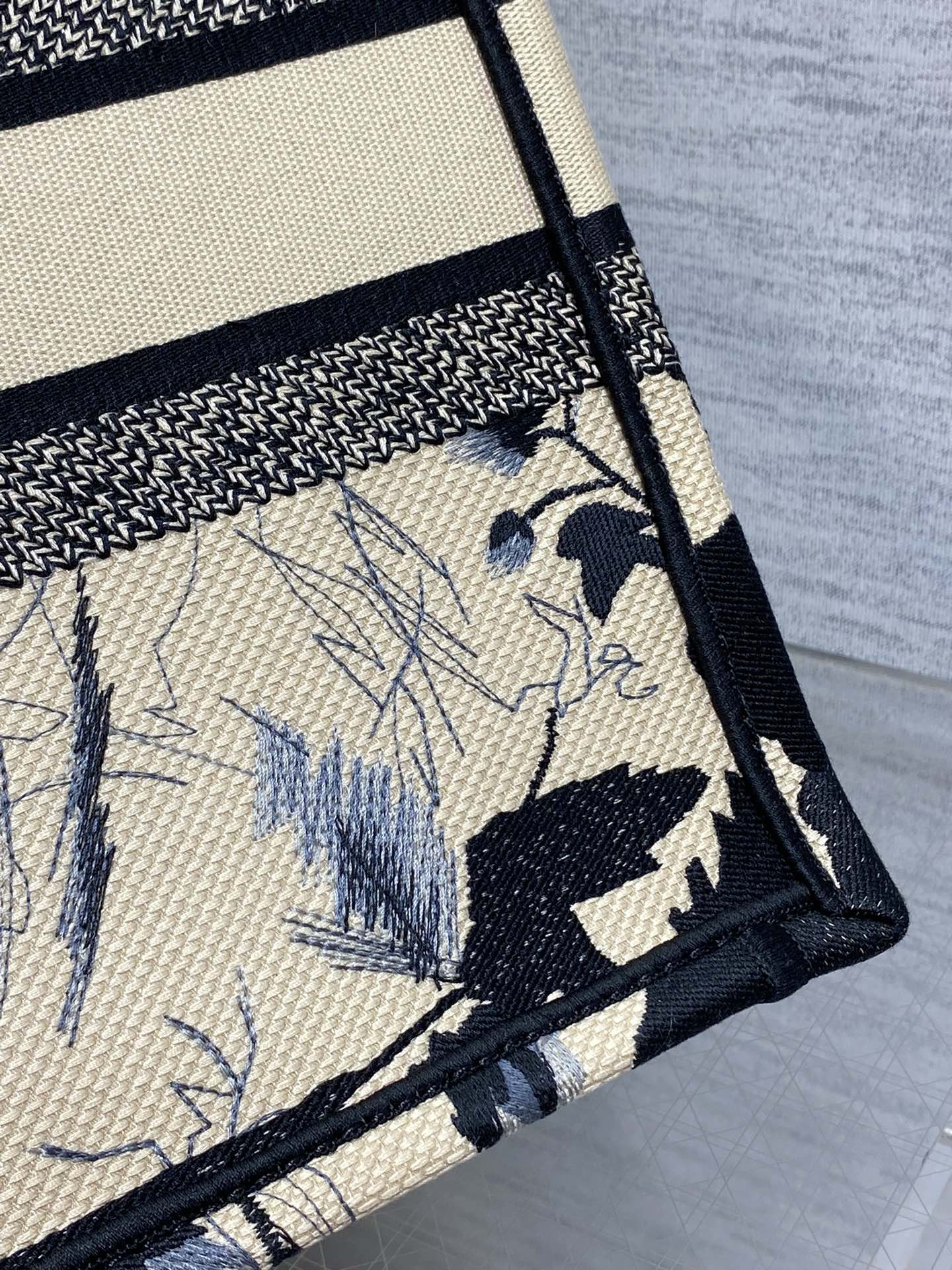 D10r Tote 36 x 18 x 28cm