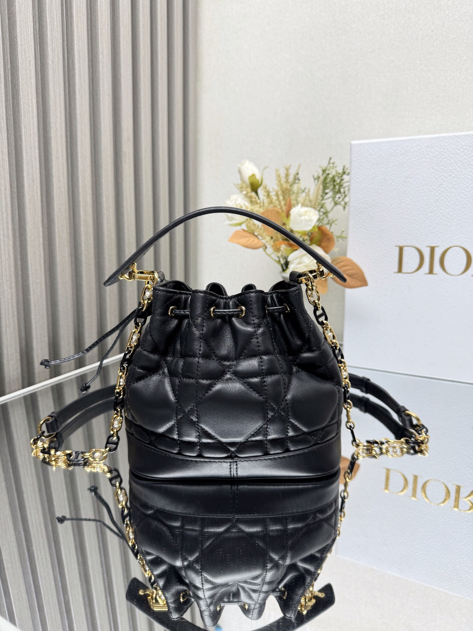 Small D10r Jolie Bucket Bag 17 x 16 x 10.5 cm