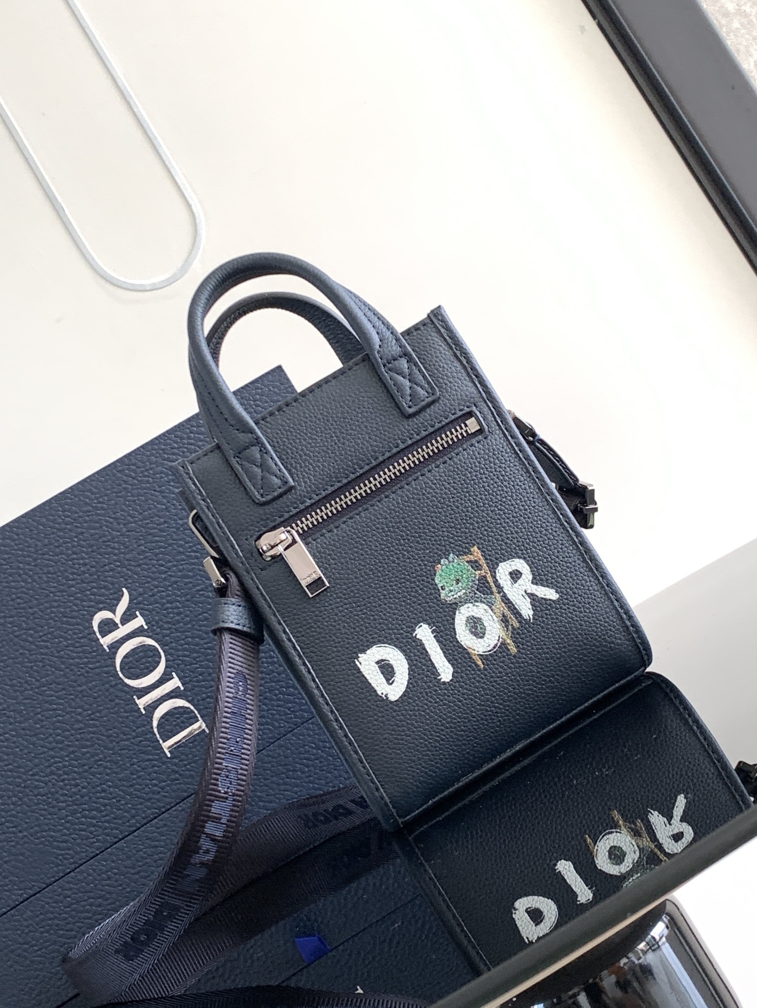 Dior safari north-south 14 x 19 x 6.5 cm