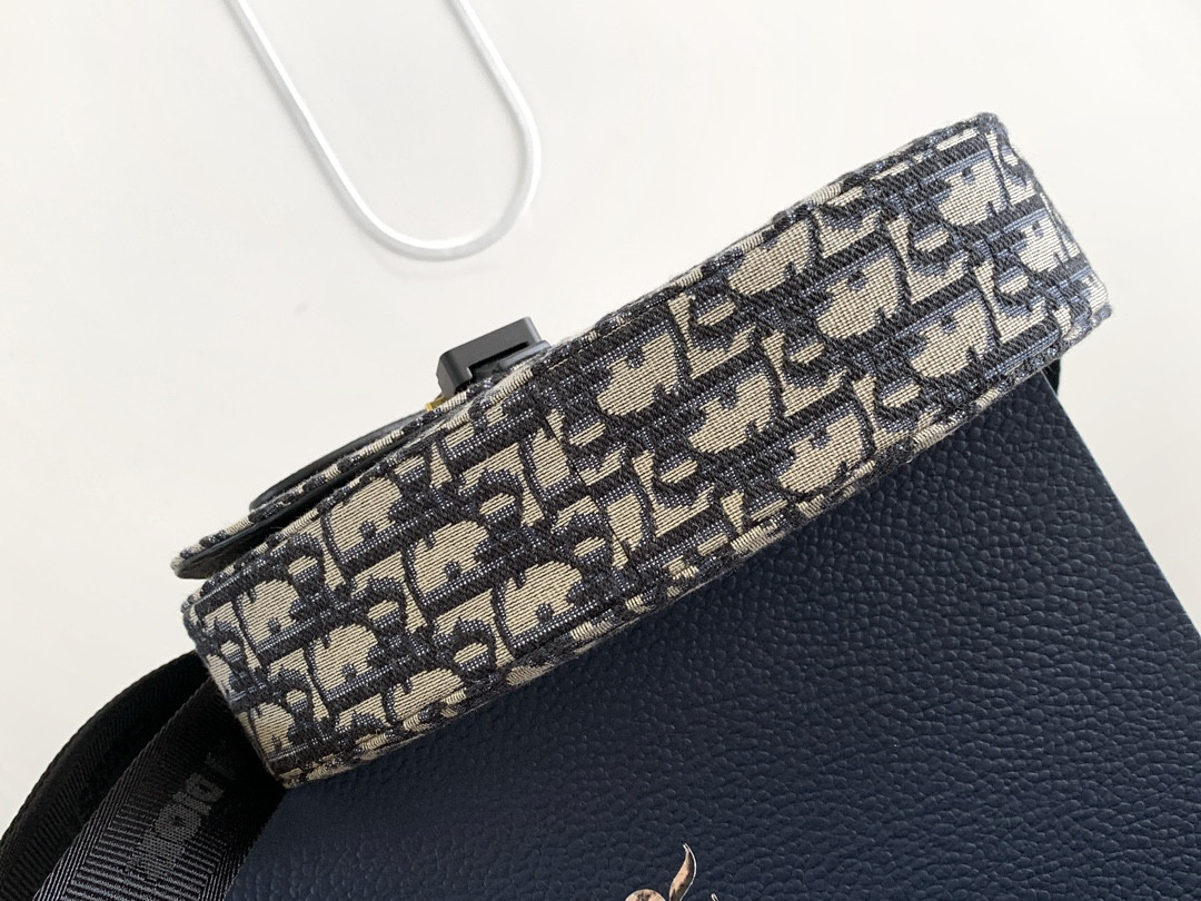 D10r Saddle Messenger Bag 24 x 16.5 x 5.5 cm