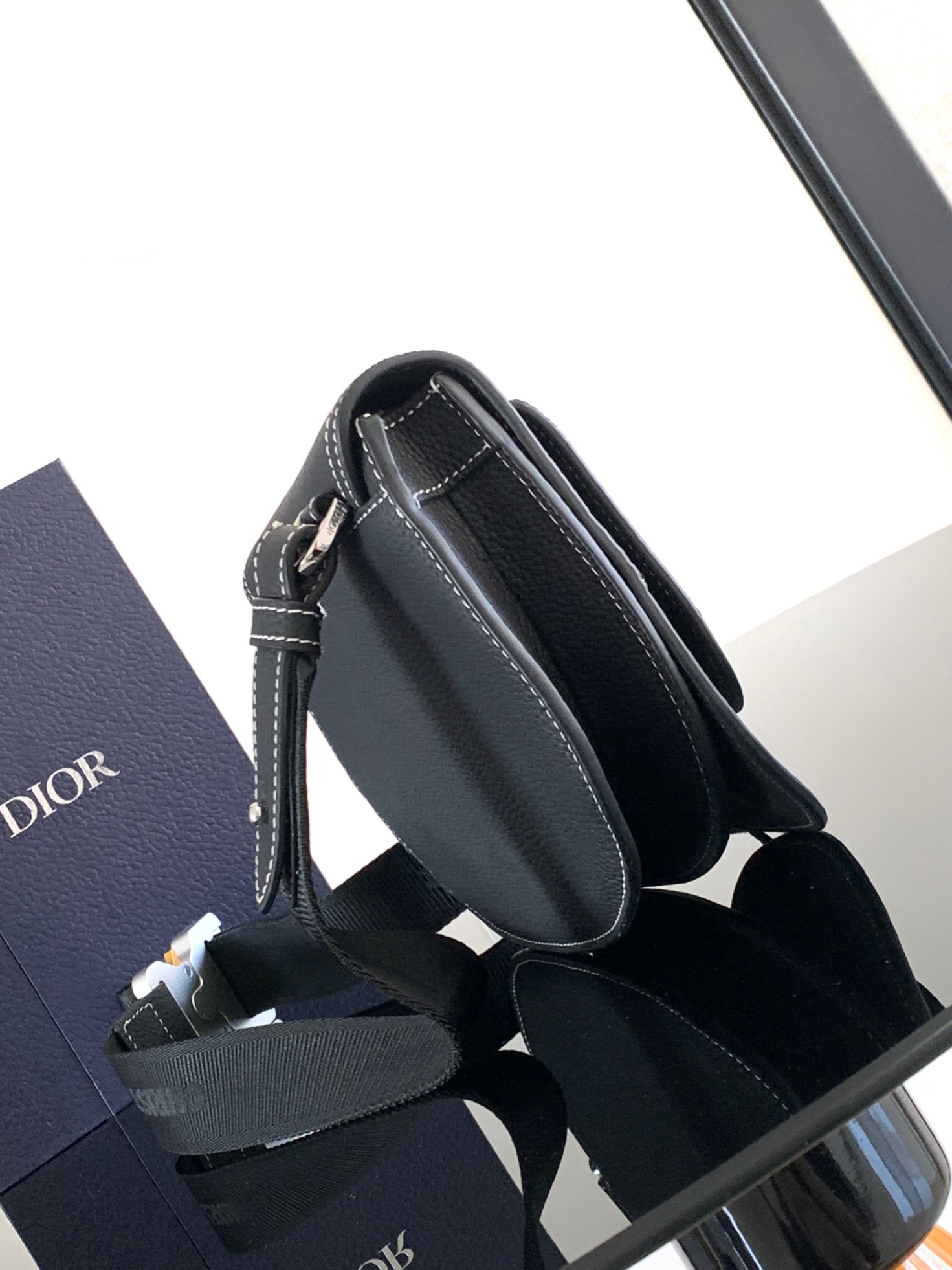 D10r Saddle Messenger Bag 24 x 16.5 x 5.5 cm