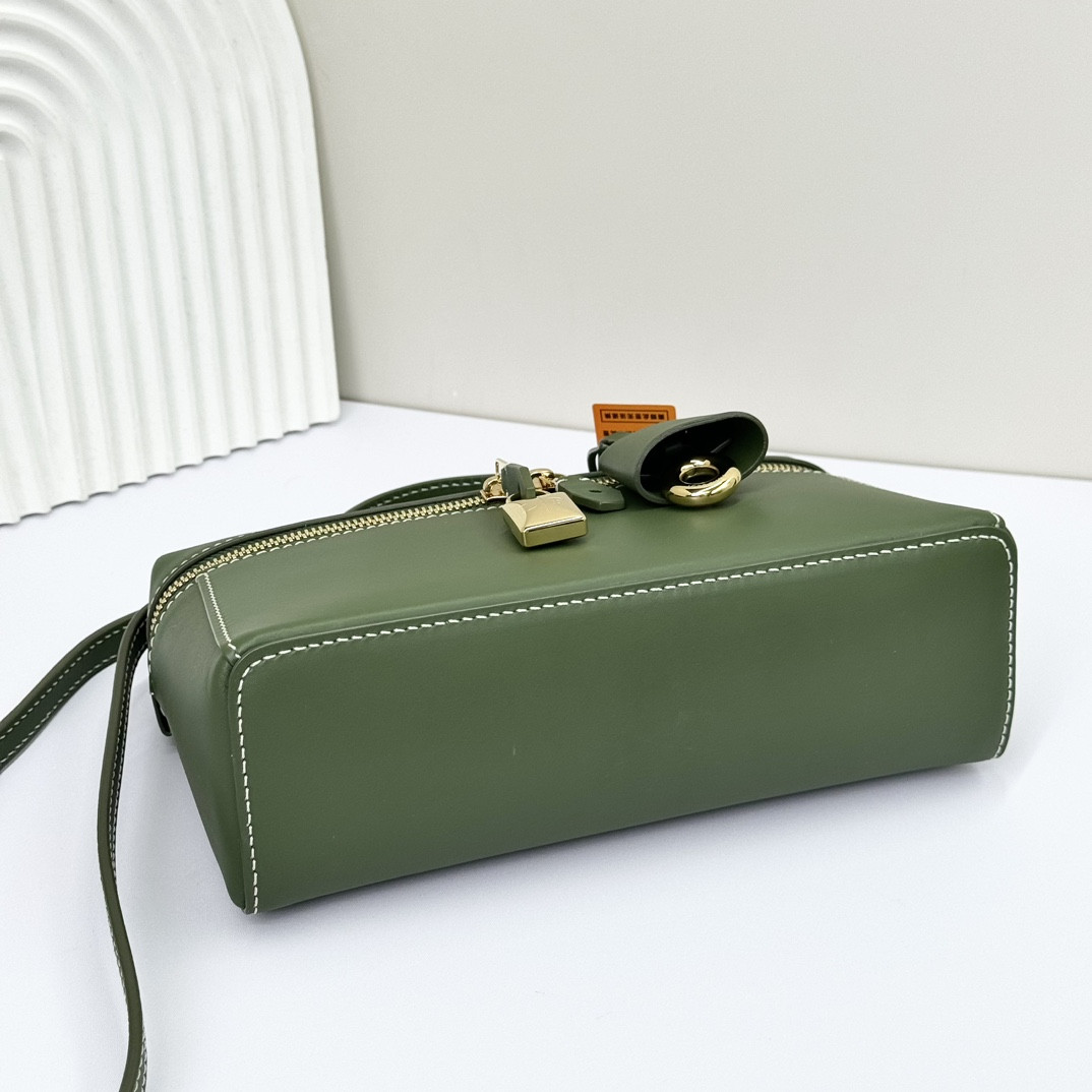 L0r0 P1ana Extra Pocket L19 Smooth Calfskin 11 x 19 x 6.5 cm