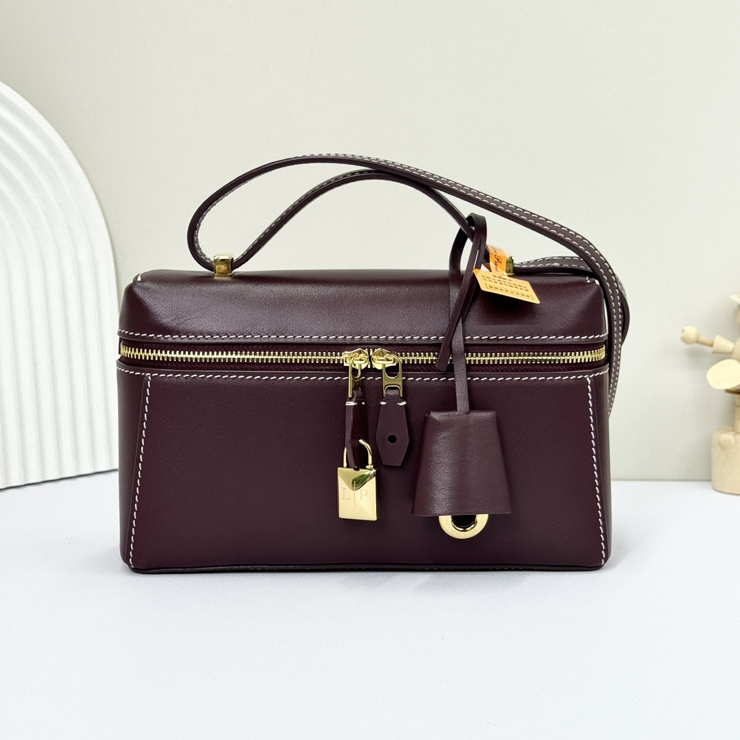 L0r0 P1ana Extra Pocket L19 Smooth Calfskin 11 x 19 x 6.5 cm