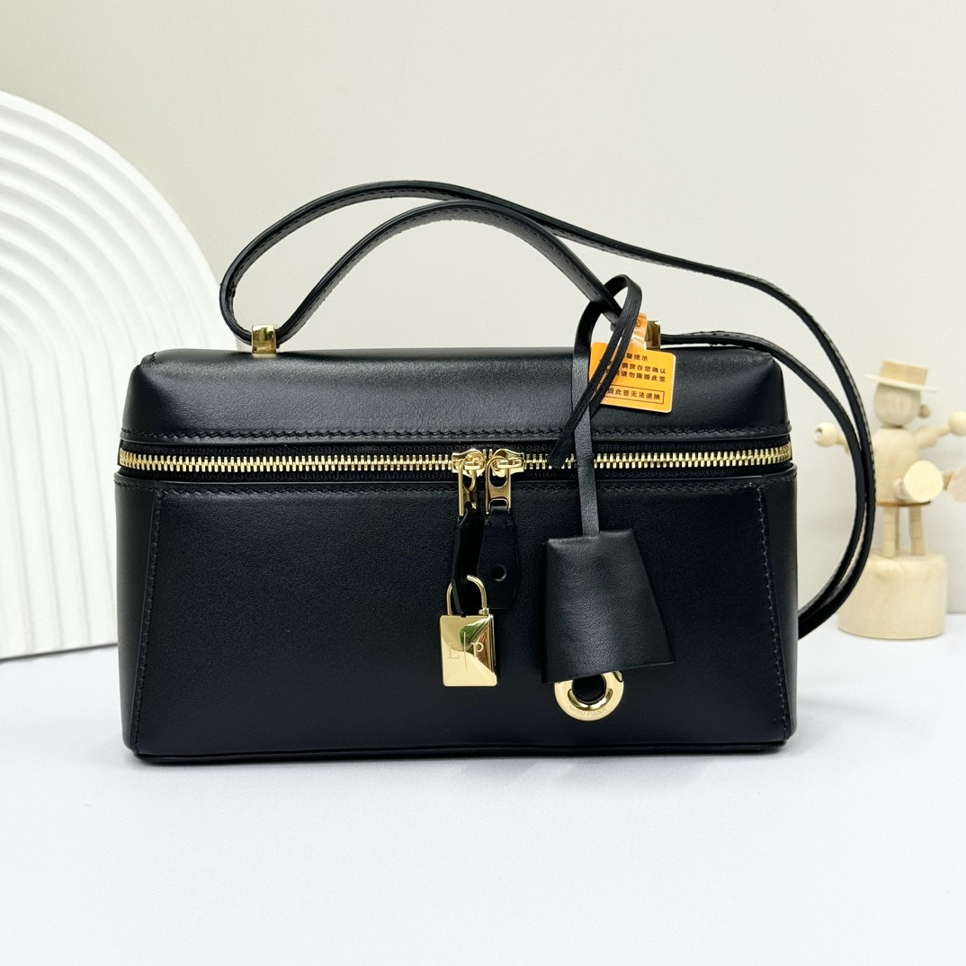 L0r0 P1ana Extra Pocket L19 Smooth Calfskin 11 x 19 x 6.5 cm