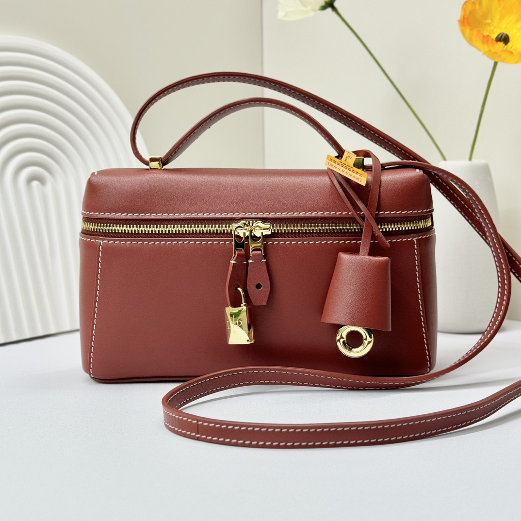 L0r0 P1ana Extra Pocket L19 Smooth Calfskin 11 x 19 x 6.5 cm