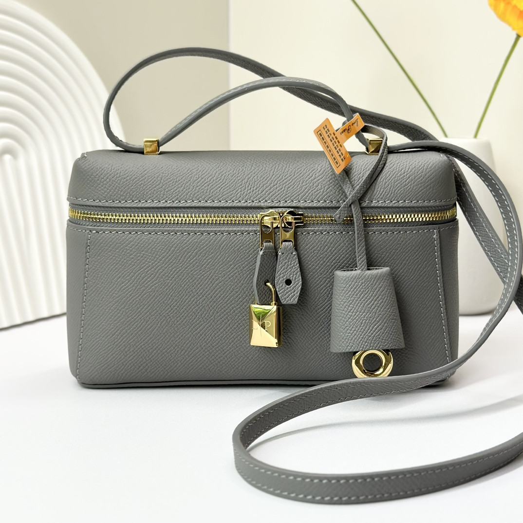 L0r0 P1ana Extra Pocket L19 Grained Calfskin 11 x 19 x 6.5 cm