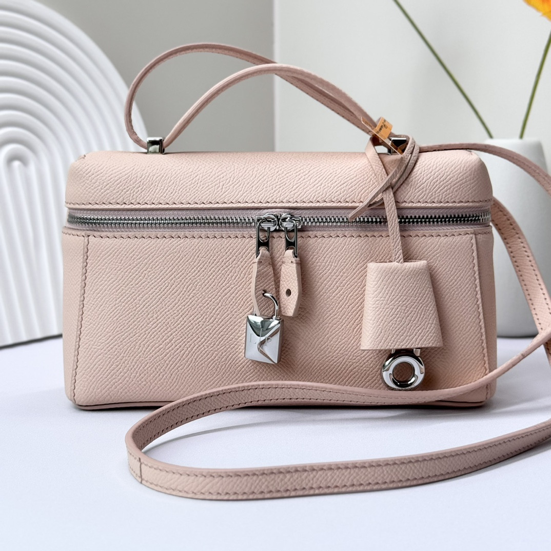 L0r0 P1ana Extra Pocket L19 Grained Calfskin 11 x 19 x 6.5 cm