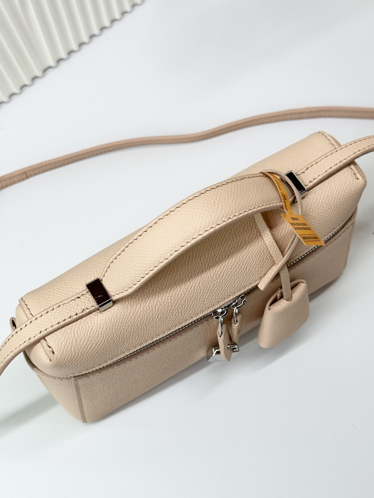 L0r0 P1ana Extra Pocket L19 Grained Calfskin 11 x 19 x 6.5 cm