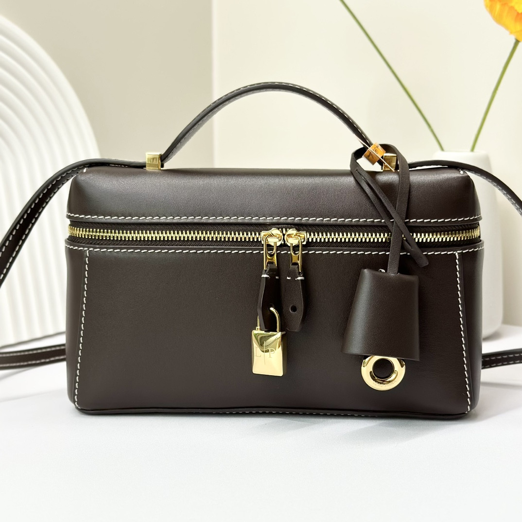 L0r0 P1ana Extra Pocket L19 Smooth Calfskin 11 x 19 x 6.5 cm