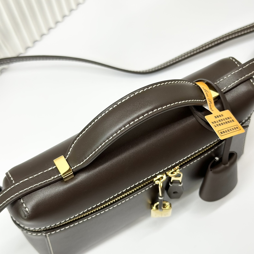 L0r0 P1ana Extra Pocket L19 Smooth Calfskin 11 x 19 x 6.5 cm