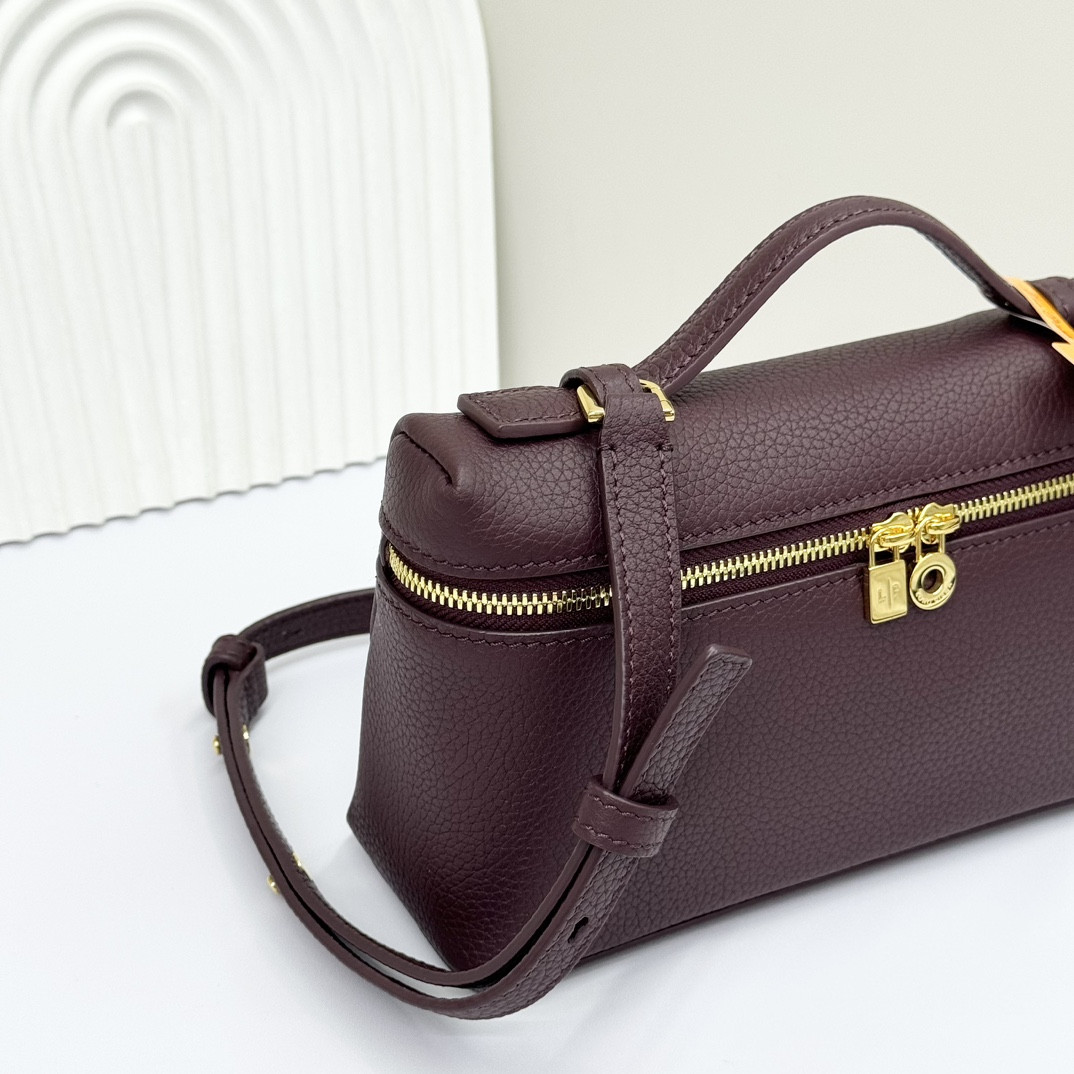 L0r0 P1ana Extra Pocket L19 Grained Calfskin 11 x 19 x 6.5 cm